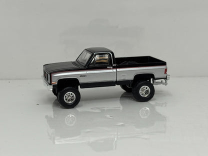 Greenlight Hitch & Tow 1986 GMC Sierra Pickup & Corvette Pace Car 1:64 Diecast
