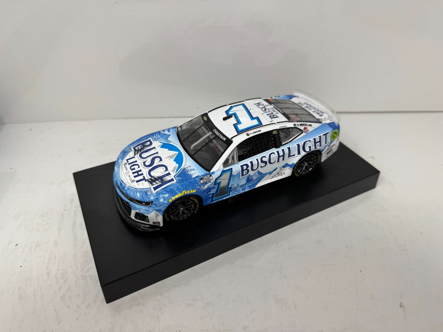 Lionel Racing Nascar #1 Ross Chastain Busch Light 2024 Chevy Camaro ZL1 1:24 Diecast