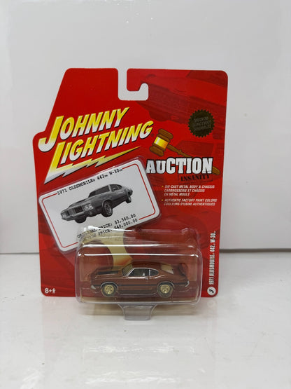 Johnny Lightning Auction Insanity 1971 Oldsmobile 442 W-30 1:64 Diecast