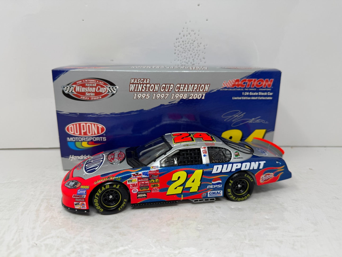 Action Nascar #24 Jeff Gordon Dupont Victory Lap 2003 Monte Carlo 1:24 Diecast