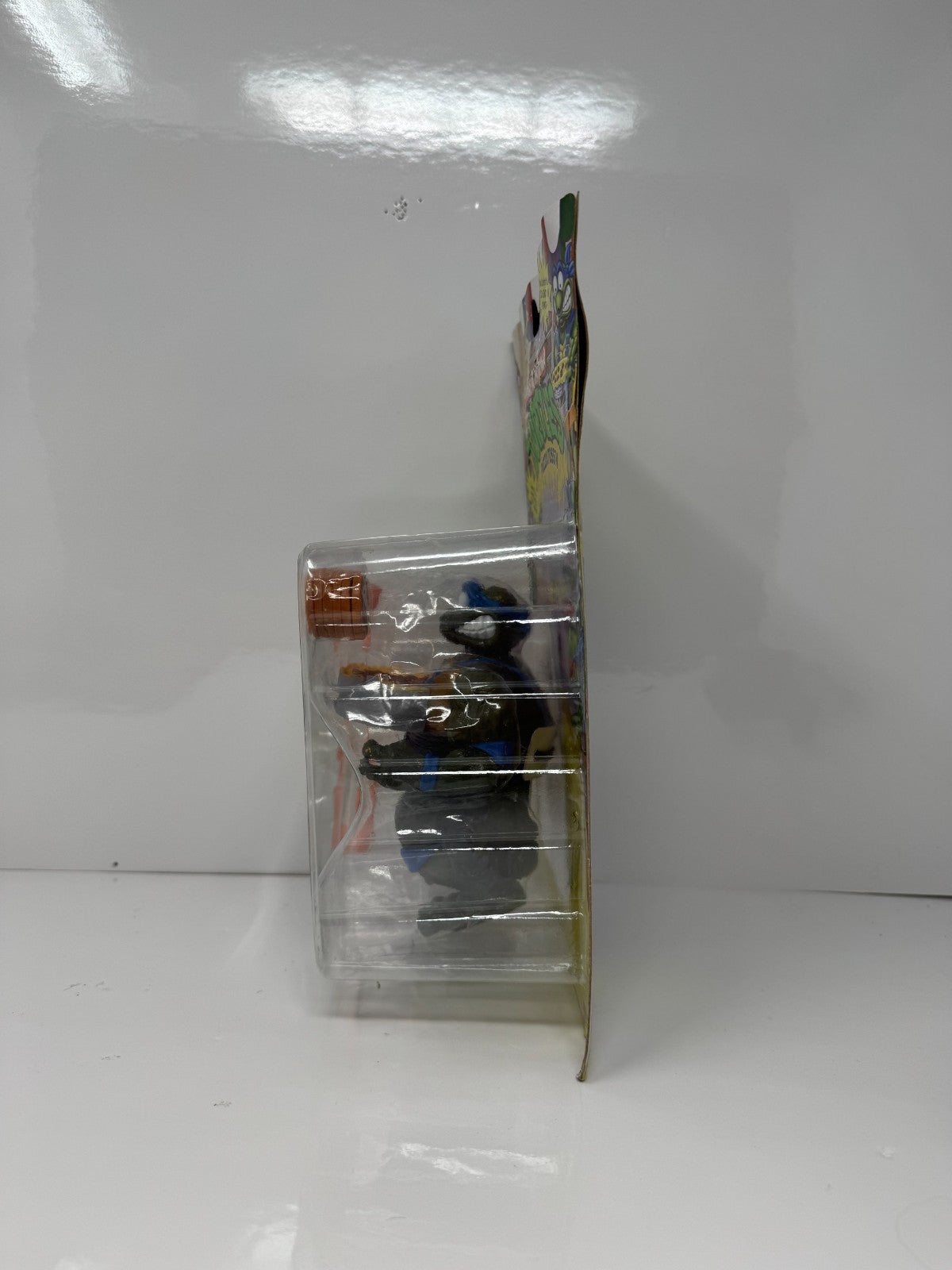 Playmates Teenage Mutant Ninja Turtles Pizza Tossin' Leonardo Action Figure