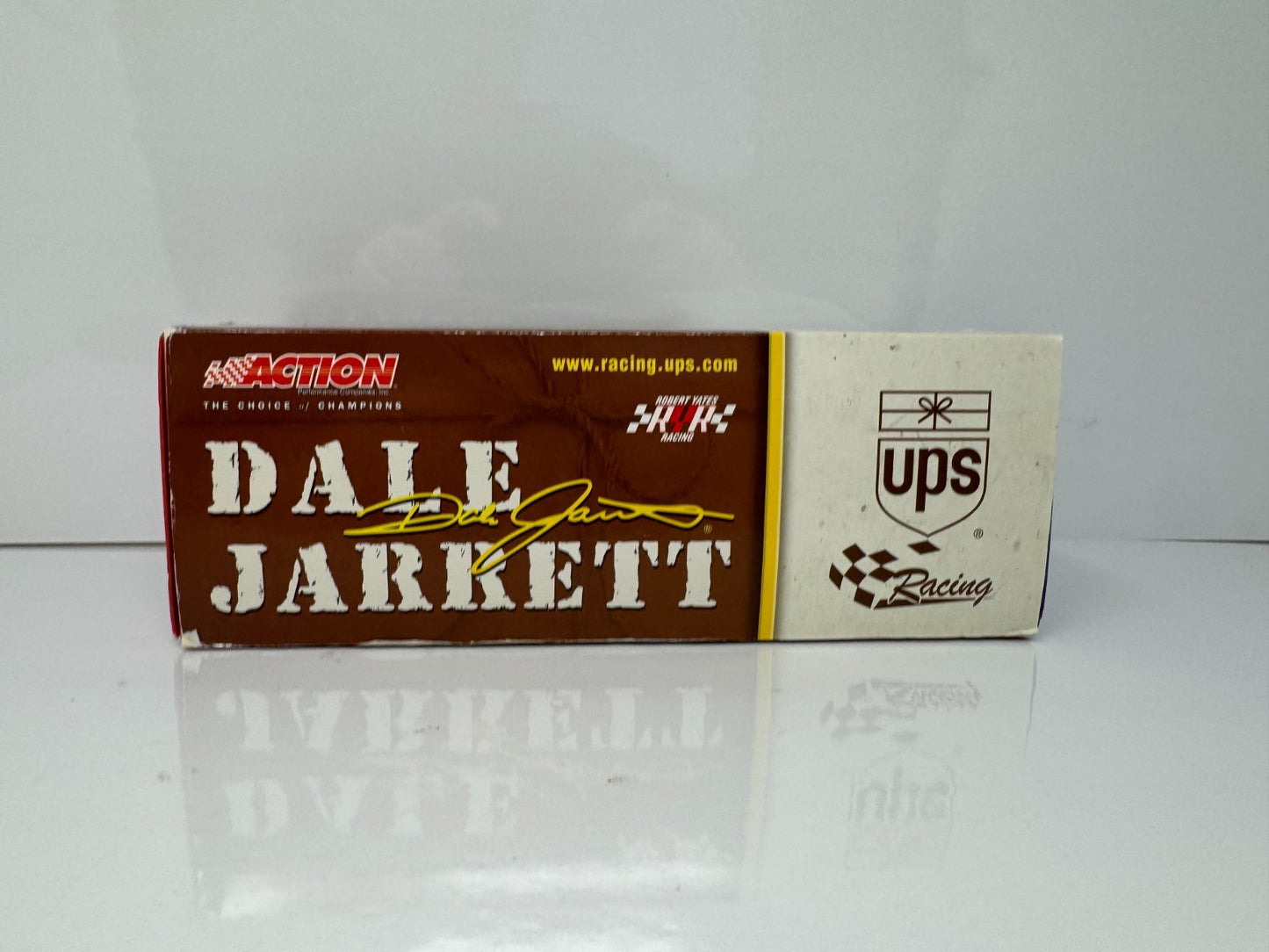 Action NASCAR Dale Jarrett #88 UPS 2001 Ford Taurus 1:24 Diecast