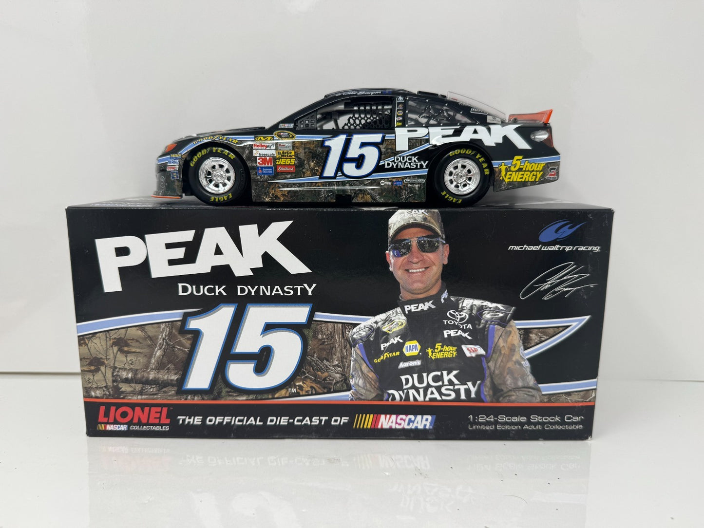 Action NASCAR Clint Bowyer #15 Peak Duck Dynasty 2013 Toyota Camry 1:24 Diecast