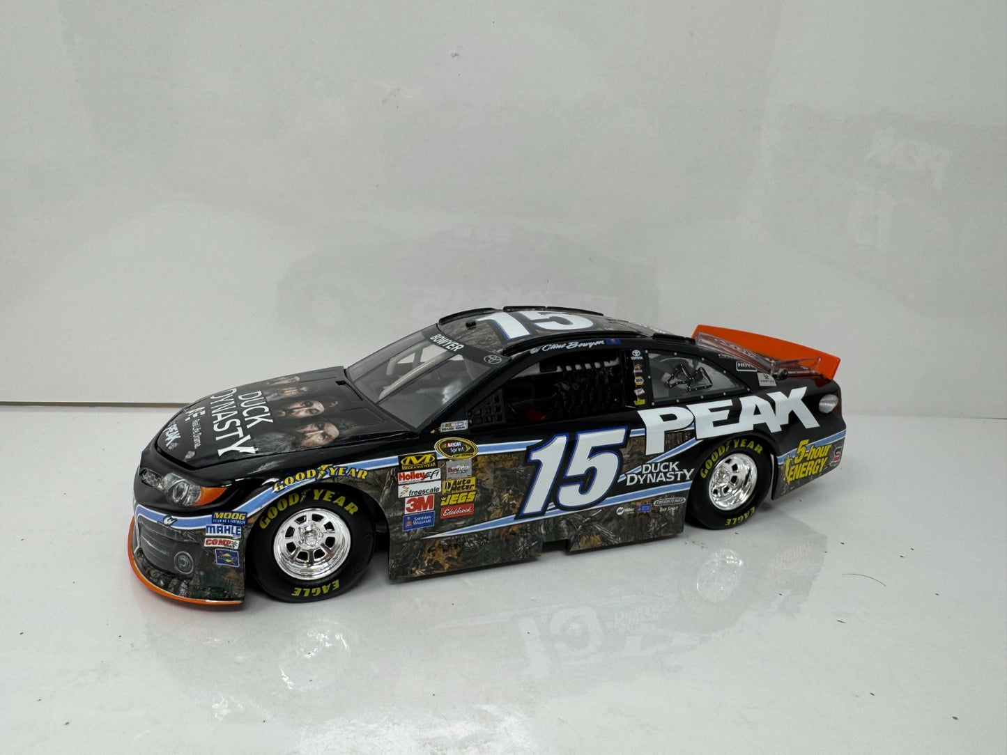 Action NASCAR Clint Bowyer #15 Peak Duck Dynasty 2013 Toyota Camry 1:24 Diecast