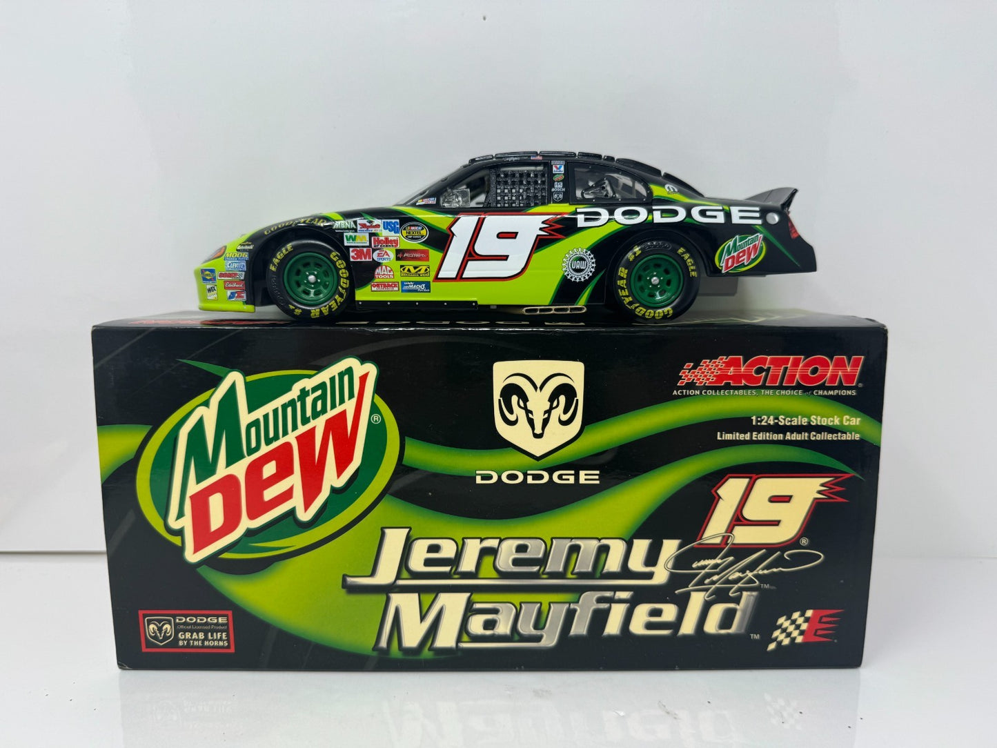 Action NASCAR Jeremy Mayfield #19 Mountain Dew 2004 Dodge Intrepid 1:24 Diecast