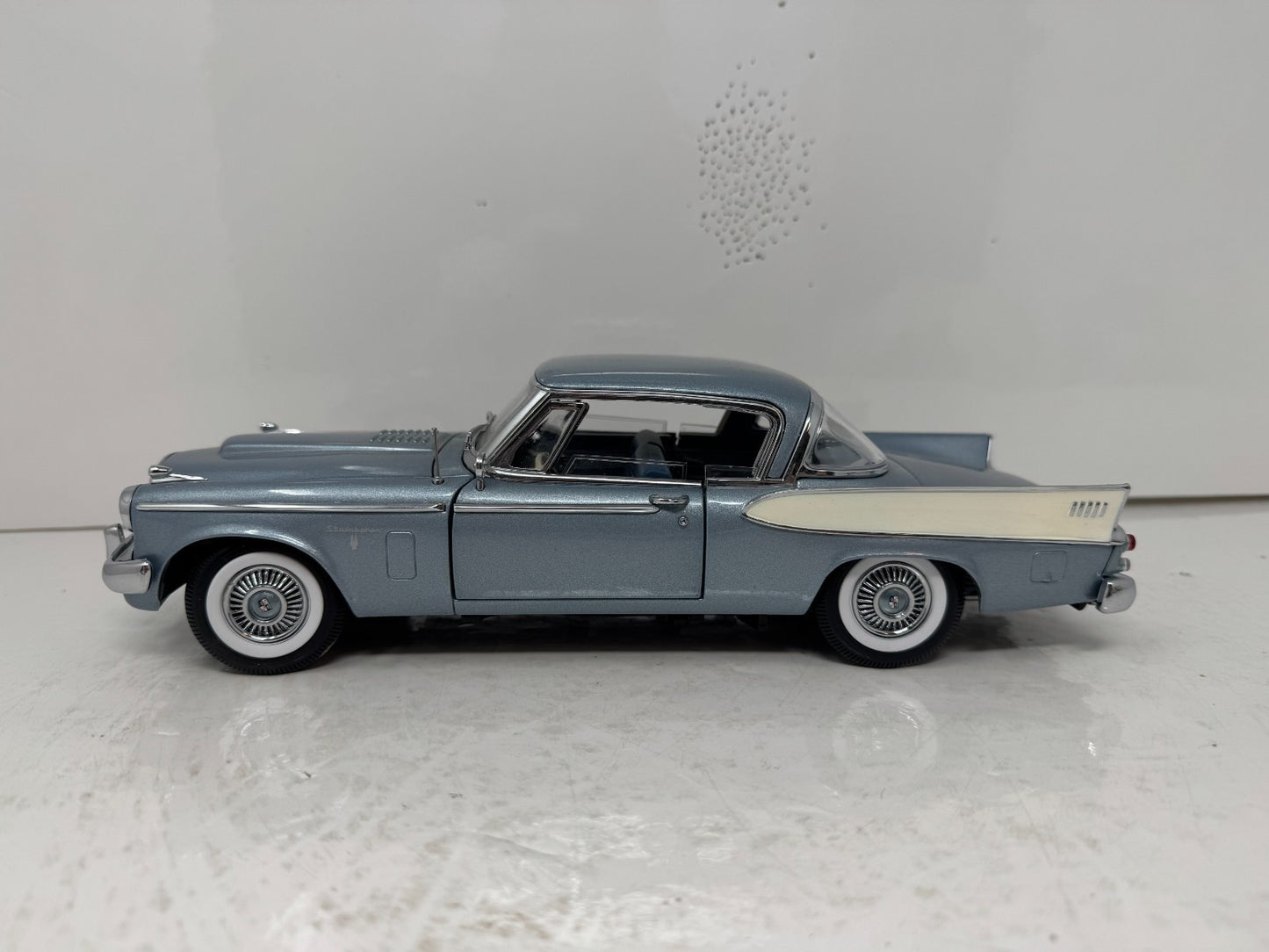 Yat Ming Road Signature 1958 Studebaker Golden Hawk 1:18 Diecast Coin Edition