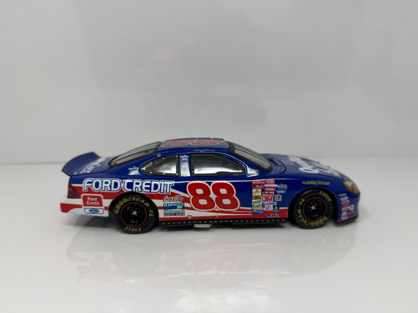 Action NASCAR Dale Jarrett #88 Quality Care 2000 Ford Taurus 1:24 Diecast