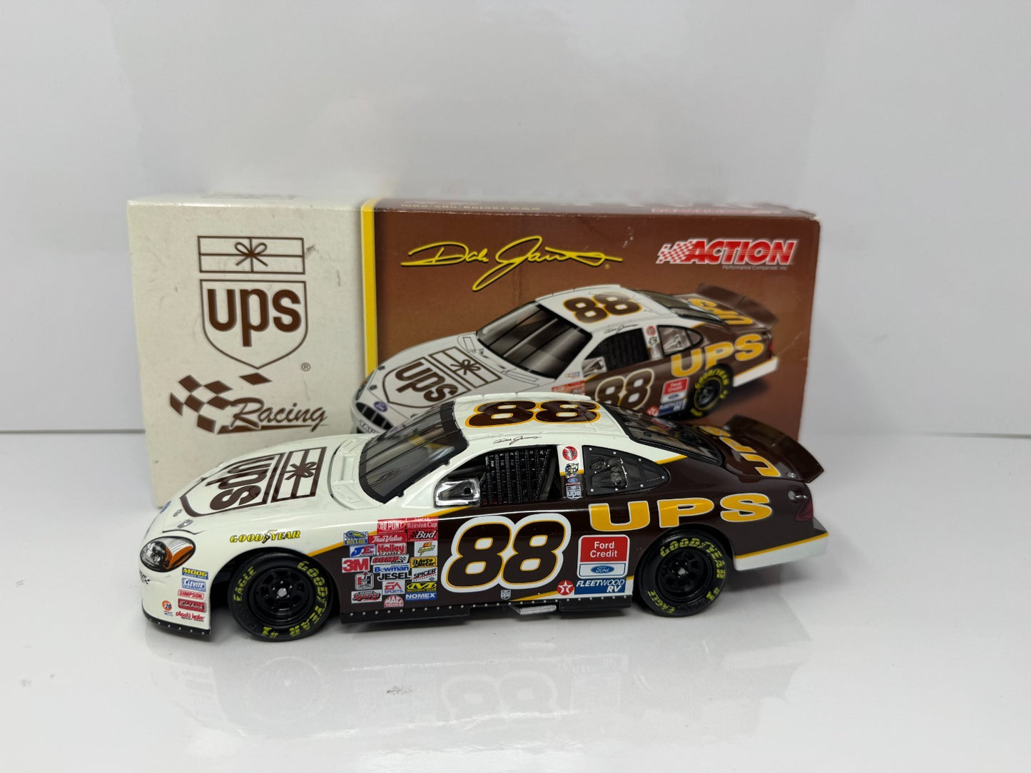 Action NASCAR Dale Jarrett #88 UPS 2001 Ford Taurus 1:24 Diecast