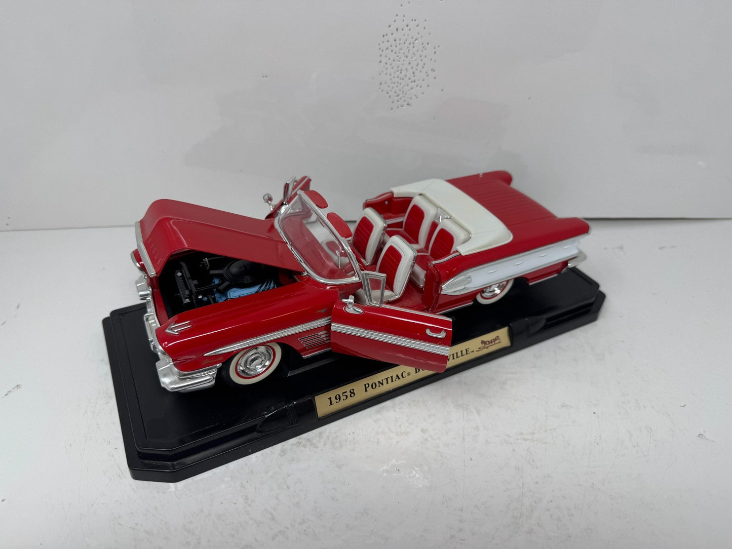 Road Signature 1958 Pontiac Bonneville Convertible 1:18 Diecast