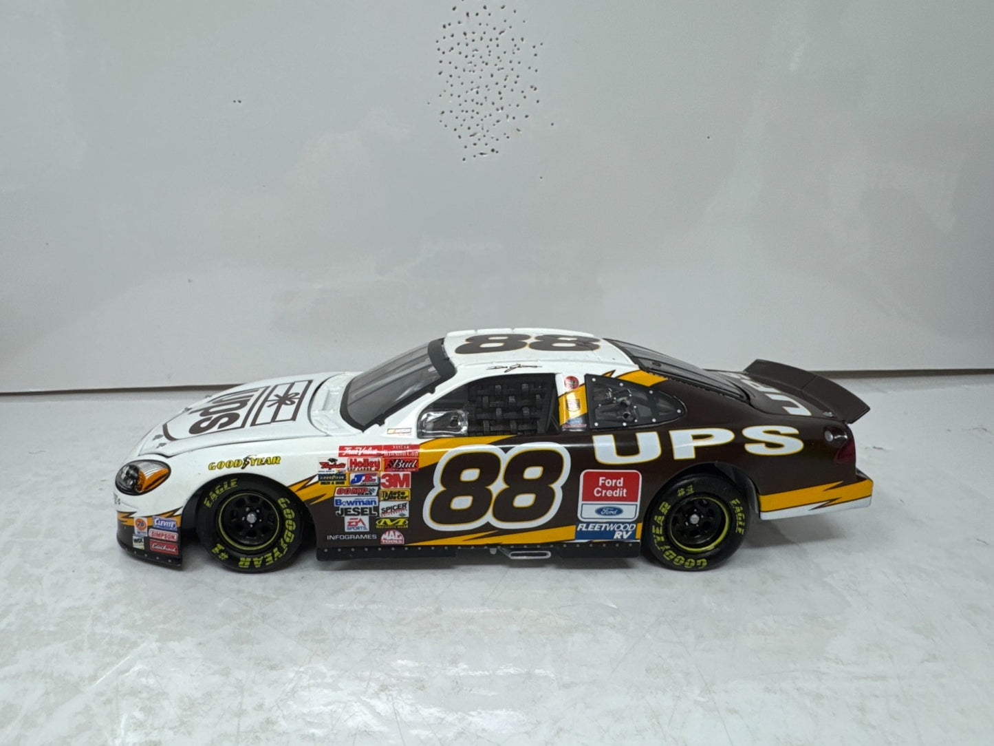 Action Nascar #88 Dale Jarrett UPS 2002 Ford Taurus 1:24 Diecast