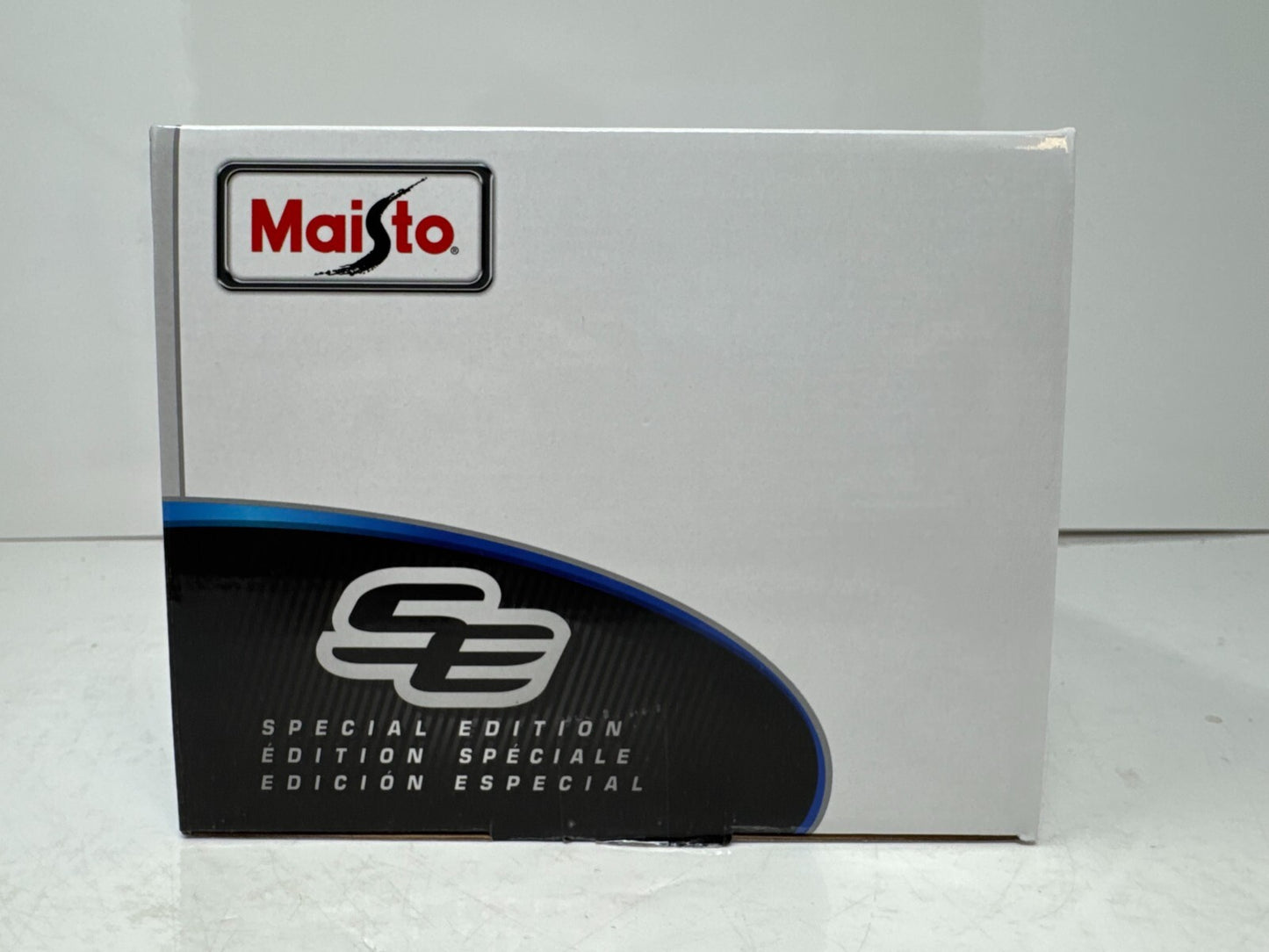 Maisto 2014 Chevrolet Corvette Stingray Special Edition 1:18 Diecast