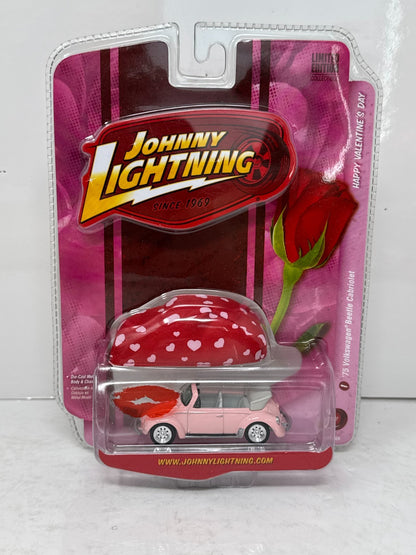 Johnny Lightning Valentine's Day 1975 Volkswagen Beetle Cabriolet 1:64 Diecast