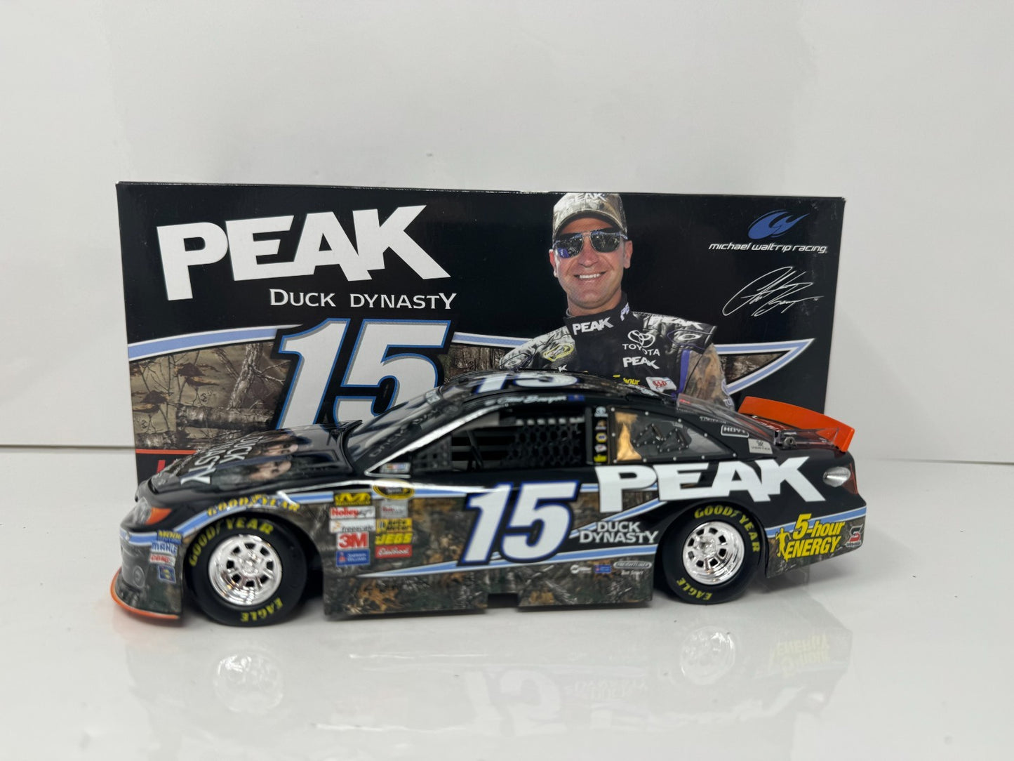 Action NASCAR Clint Bowyer #15 Peak Duck Dynasty 2013 Toyota Camry 1:24 Diecast