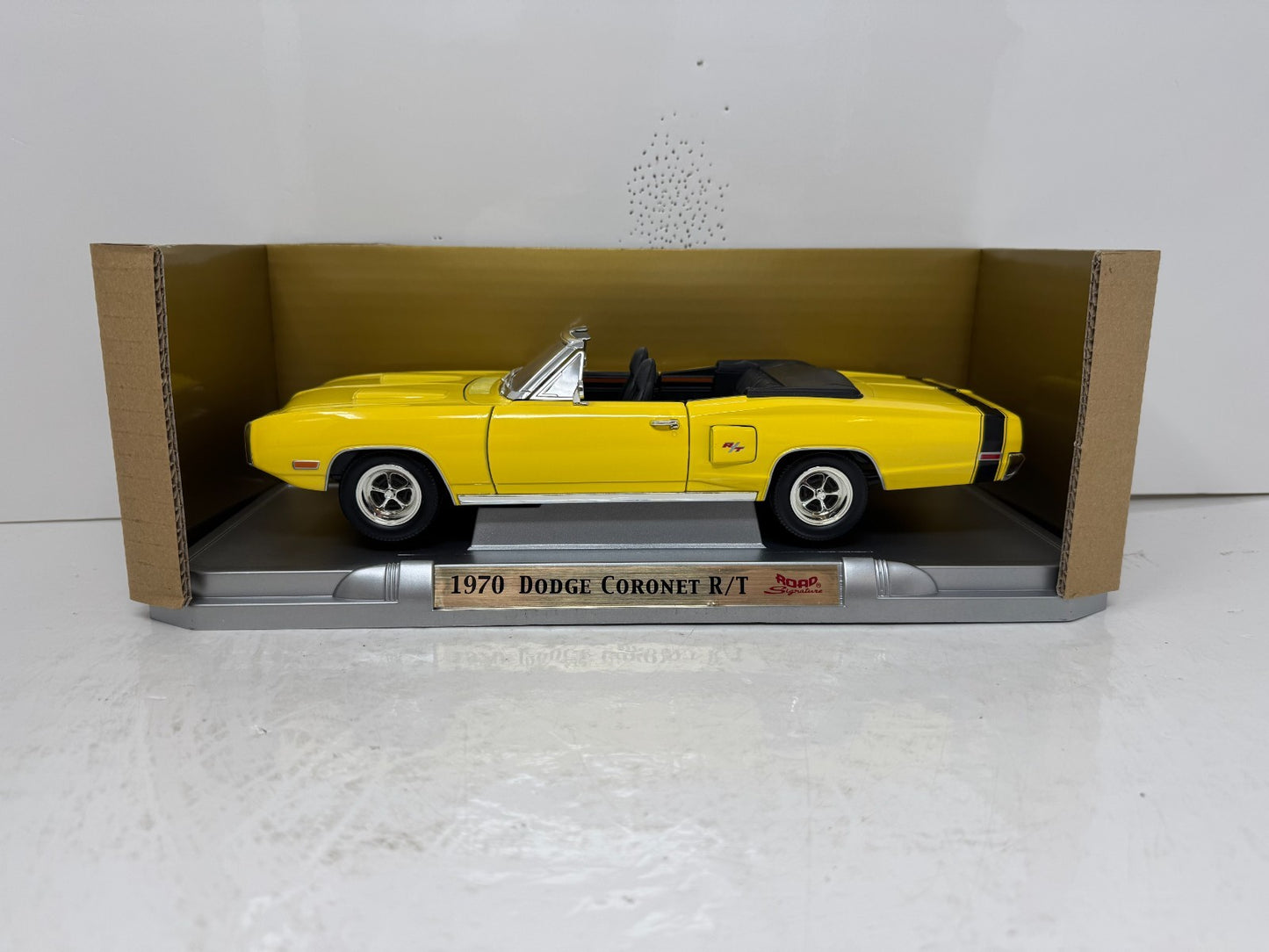 Yat Ming Road Signature 1970 Dodge Coronet R/T 1:18 Diecast Limited Edition