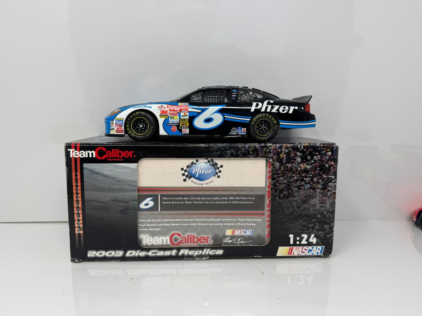 Team Caliber NASCAR Mark Martin #6 Pfizer 2003 Ford Taurus 1:24 Diecast