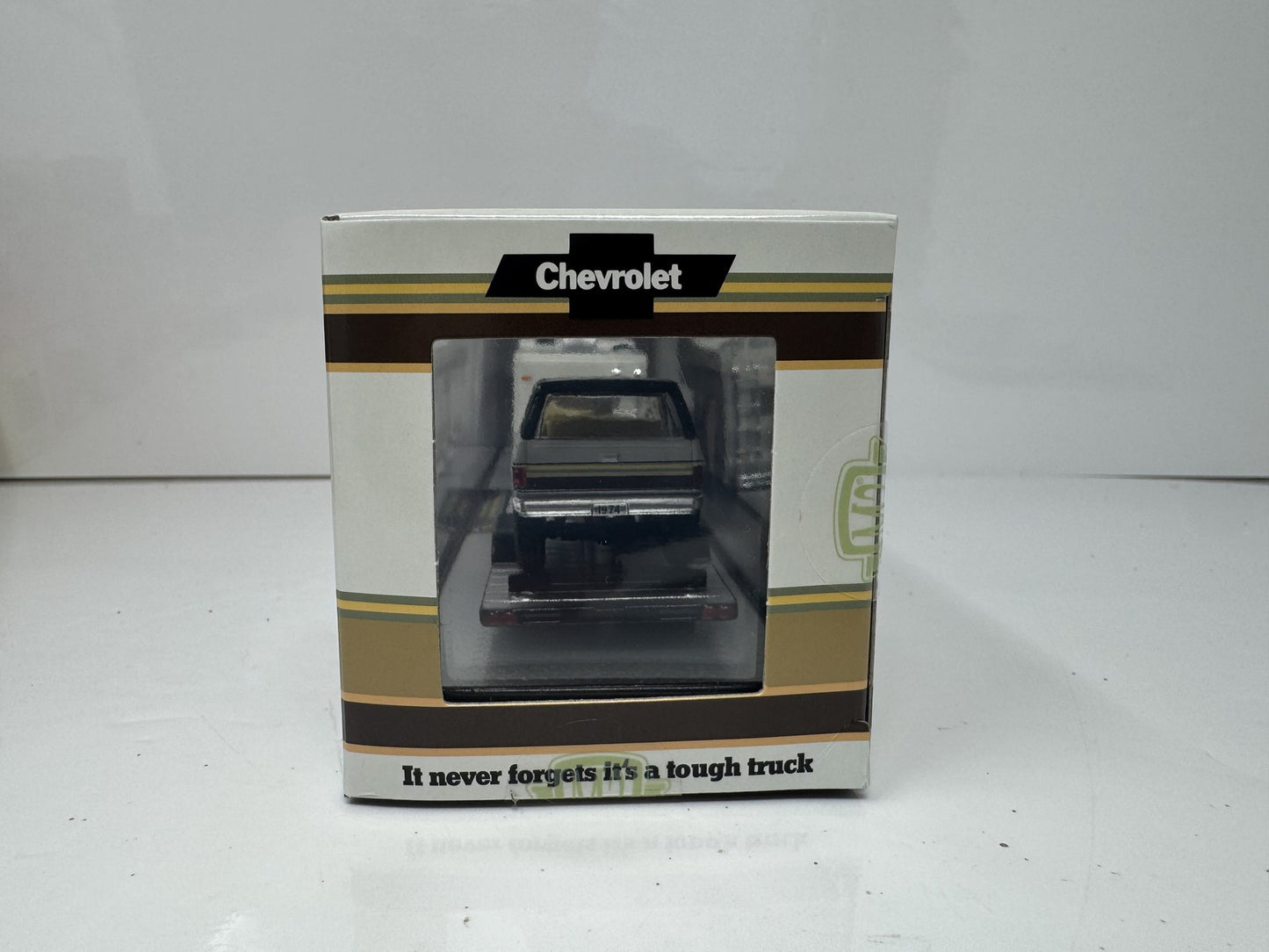 M2 Machines 1974 Chevrolet Cheyenne Super 30 & K5 Blazer 1:64 Diecast