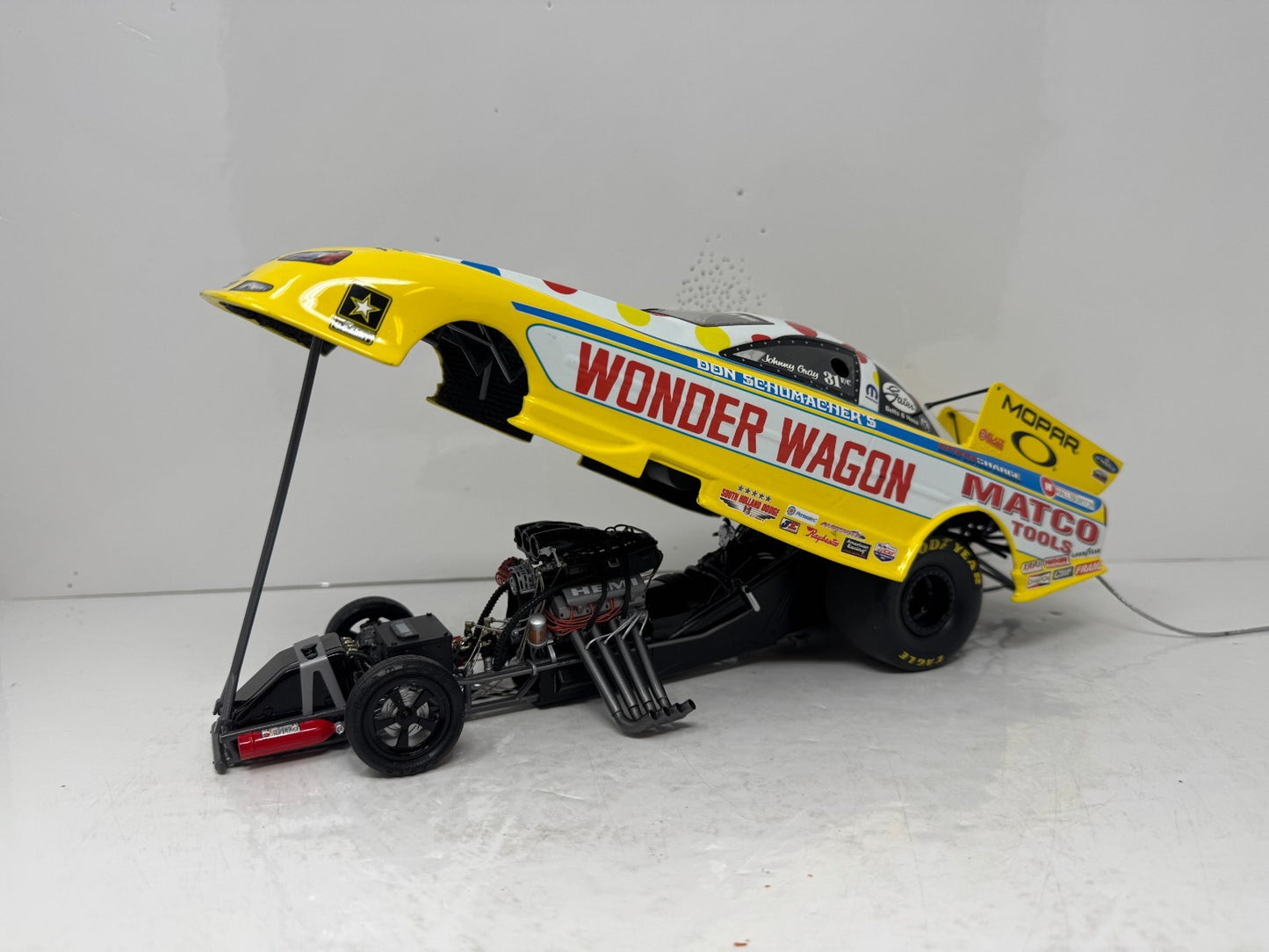 Milestone Johnny Gray NHRA Wonder Wagon Dodge Stratus Funny Car 1:16 Scale
