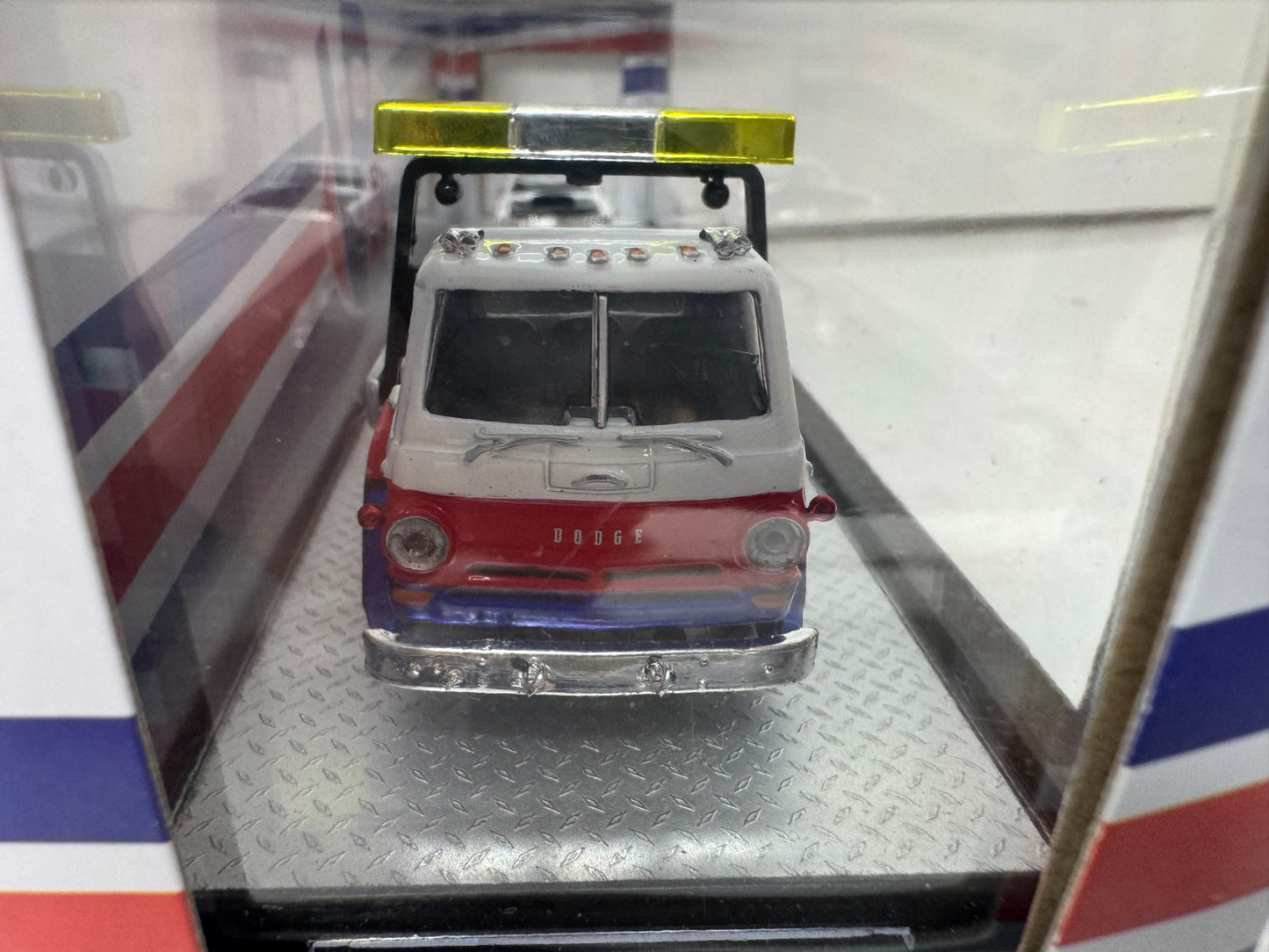 M2 Machines Auto Hauler 1970 Dodge L600 & 1969 Plymouth Road Runner 1:64 Diecast