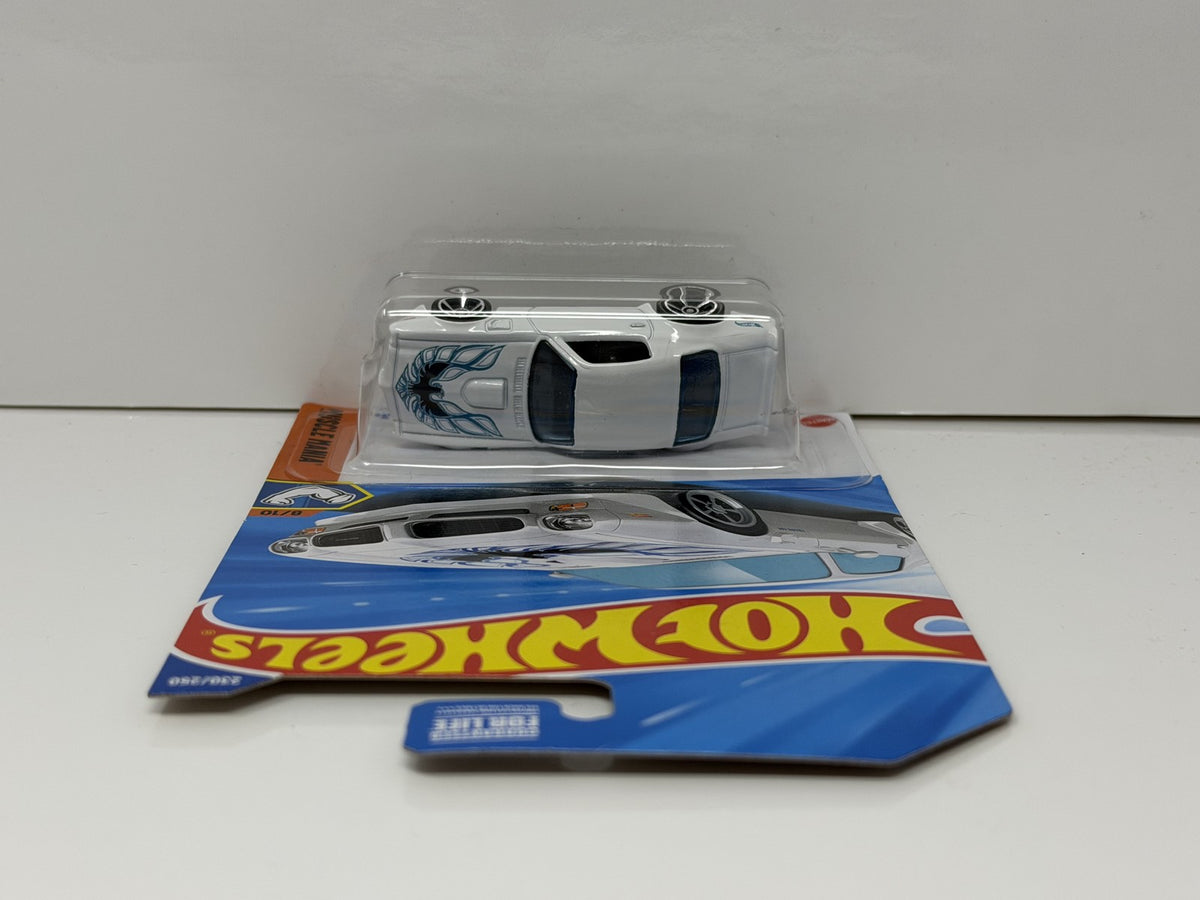Hot Wheels Muscle Mania 1973 Pontiac Firebird 1:64 Diecast White US Card