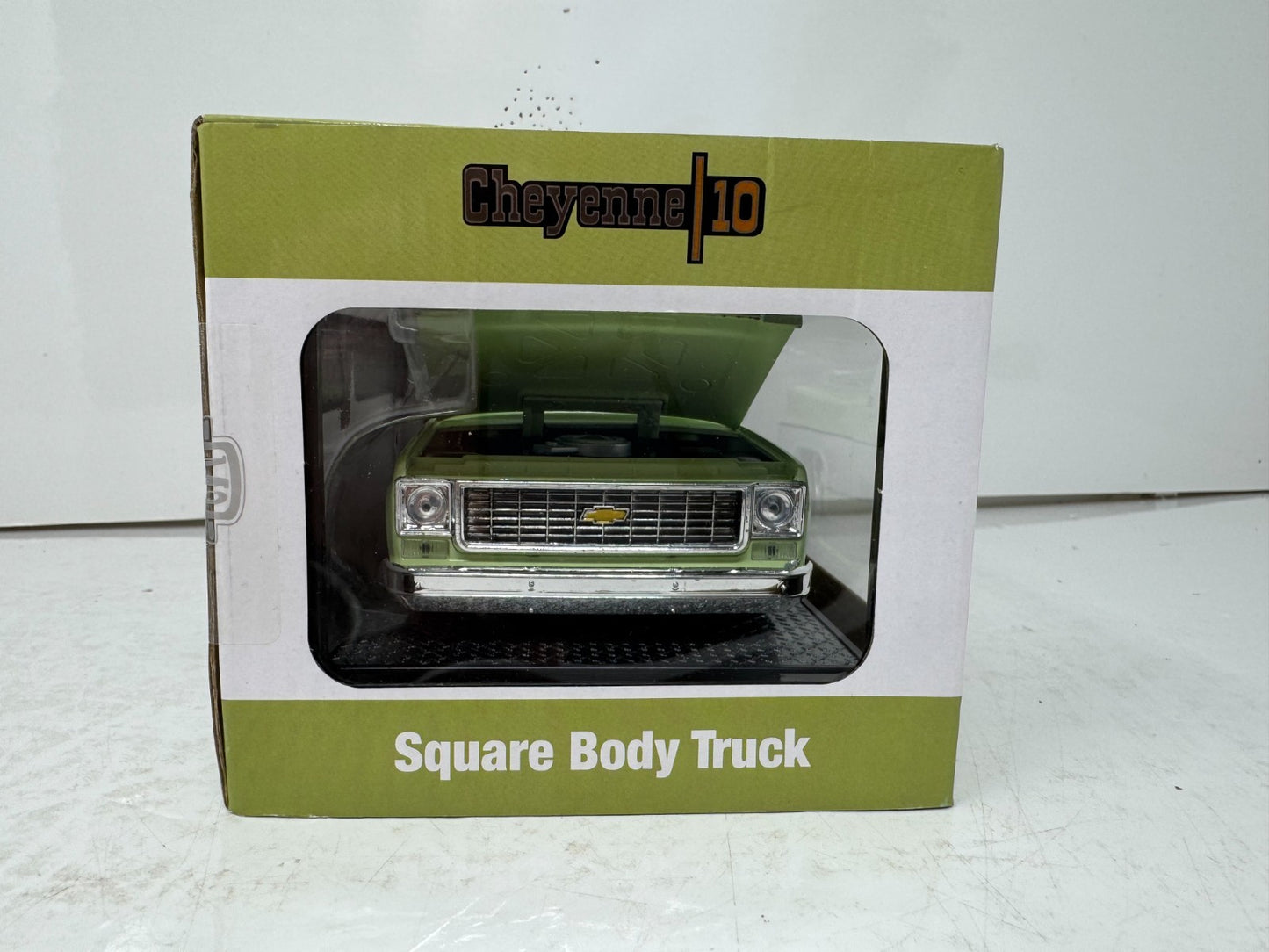 M2 Machines 1973 Chevrolet Cheyenne 10 Square Body Truck 1:24 Diecast