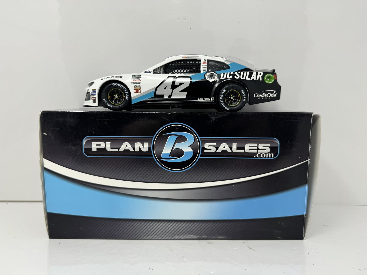Lionel NASCAR Kyle Larson #42 DC Solar Darlington 2018 Autographed 1:24 Diecast