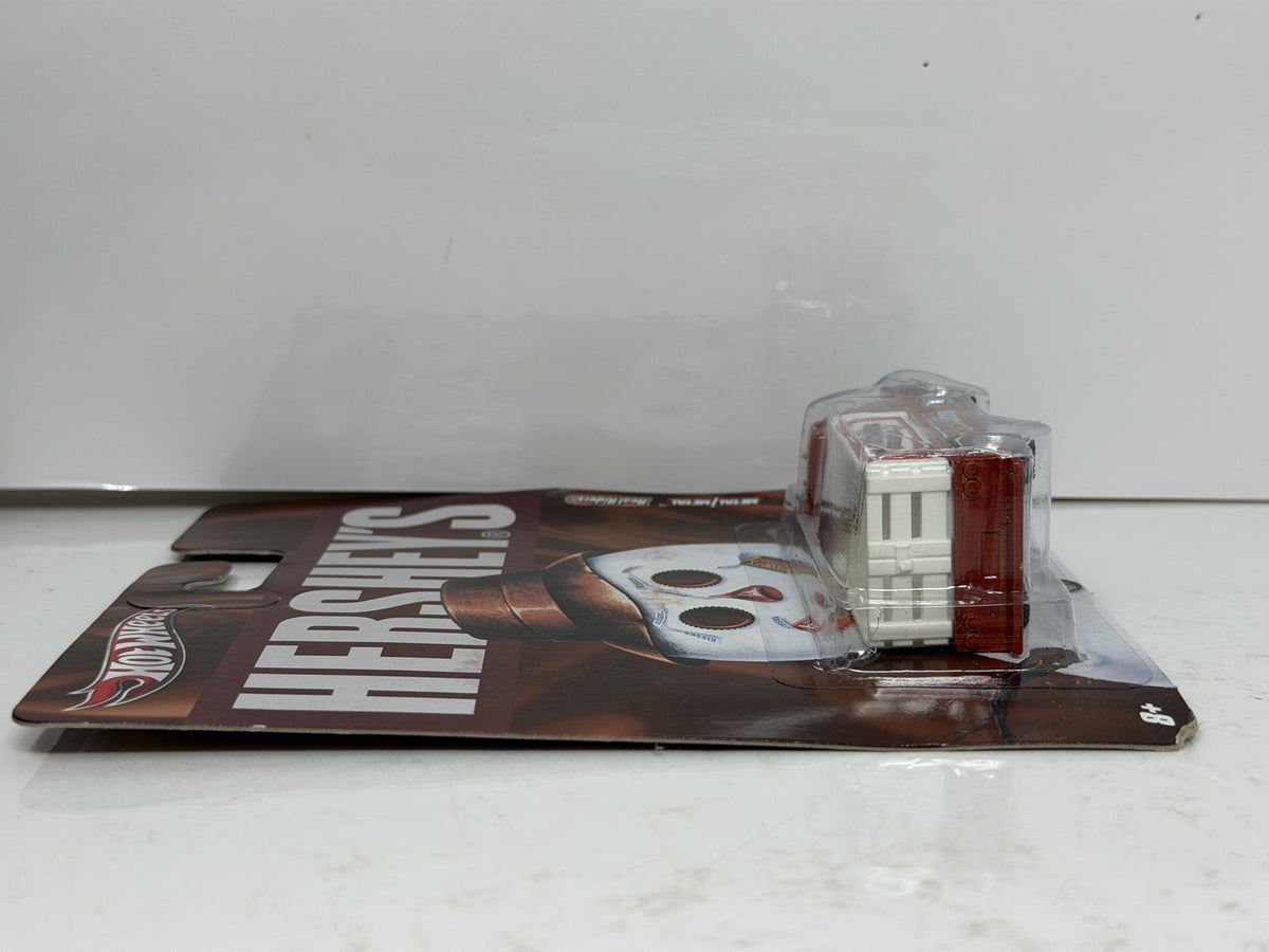 Hot Wheels Hershey's Mounds 1951 GMC C.O.E. 1:64 Diecast Real Riders