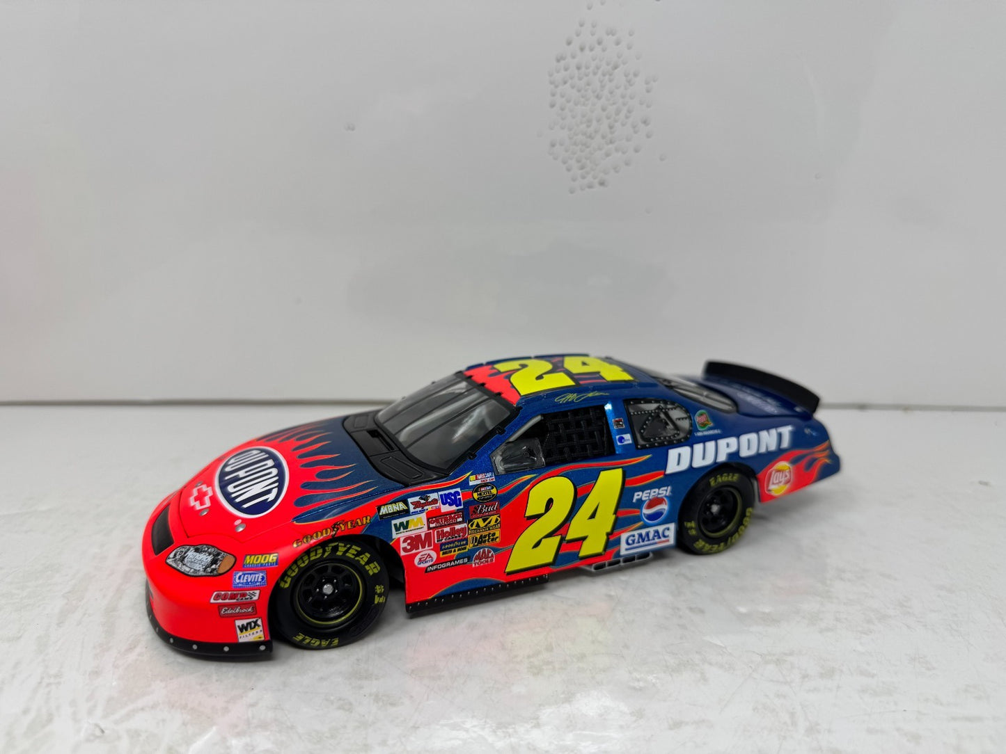 Action Nascar #24 Jeff Gordon DuPont NEXTEL Inaugural Season 2004 1:24 Diecast
