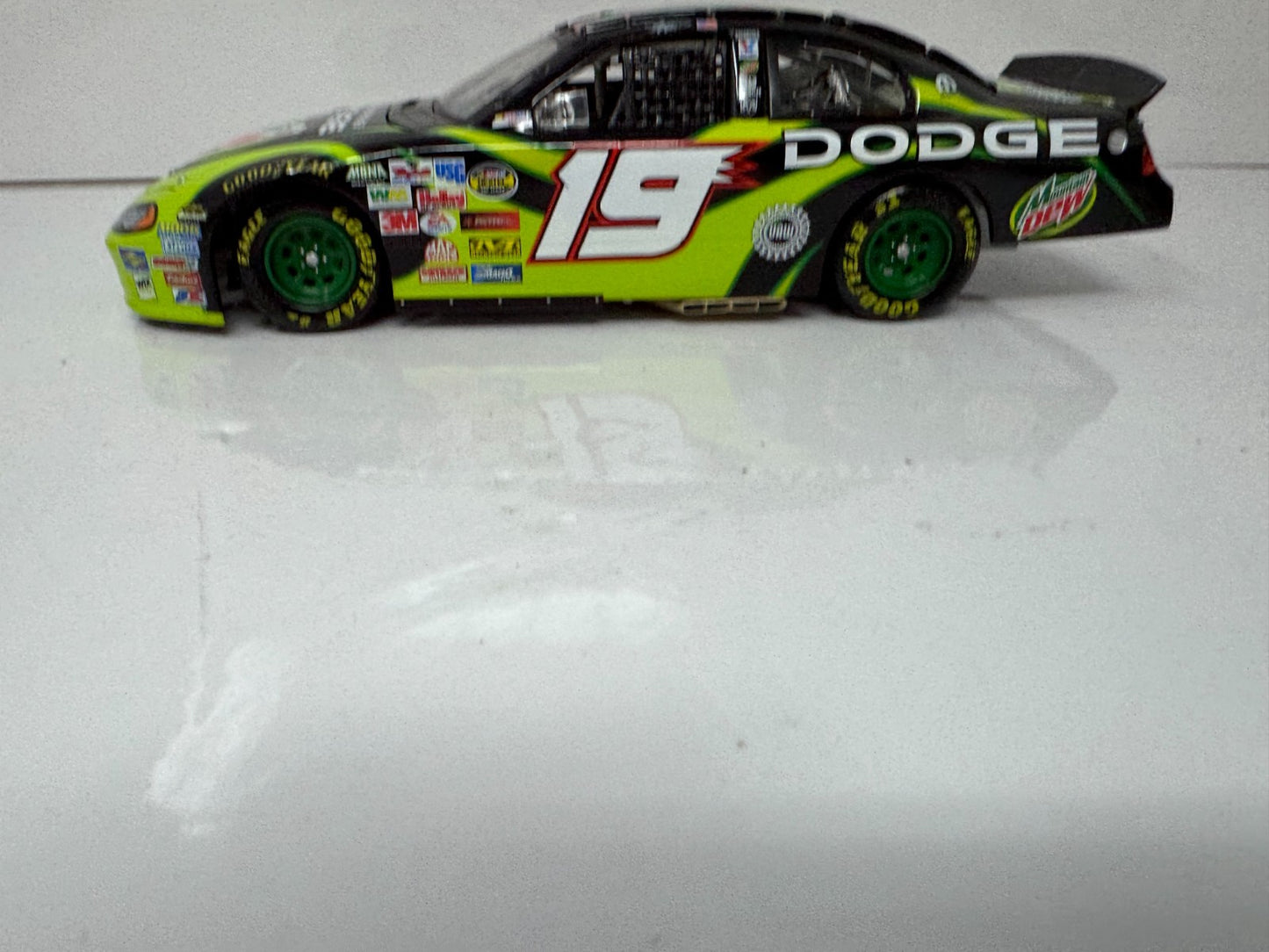 Action NASCAR Jeremy Mayfield #19 Mountain Dew 2004 Dodge Intrepid 1:24 Diecast