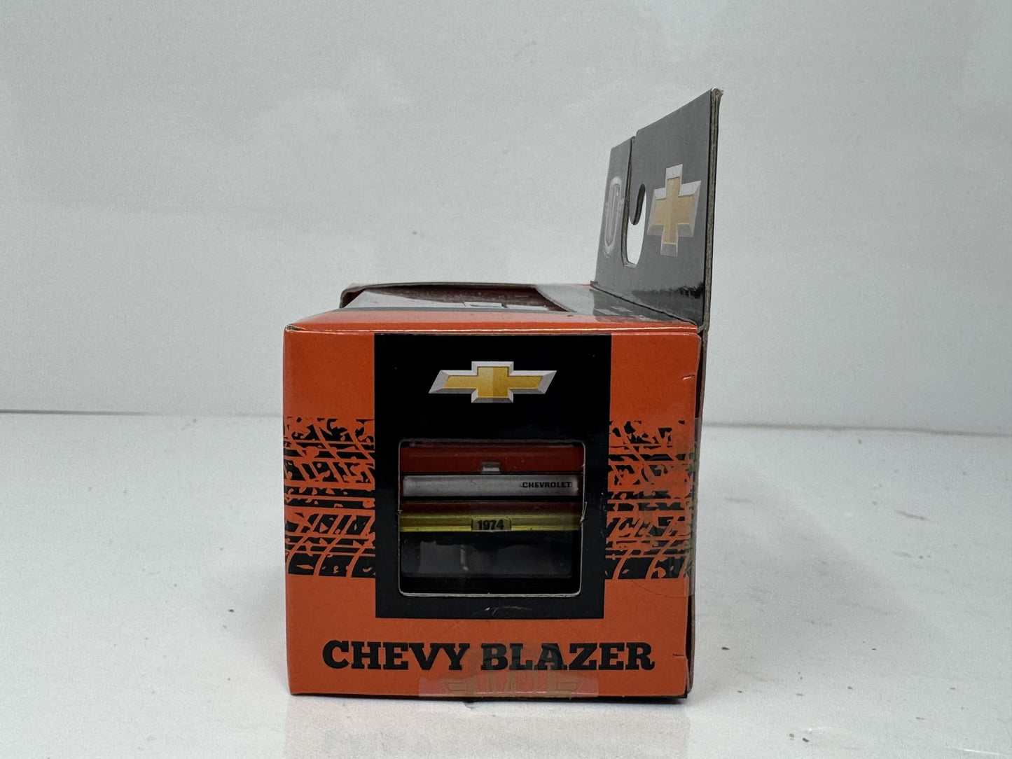 M2 Machines Chevrolet 1974 Chevy K5 Blazer Chase 1:64 Diecast