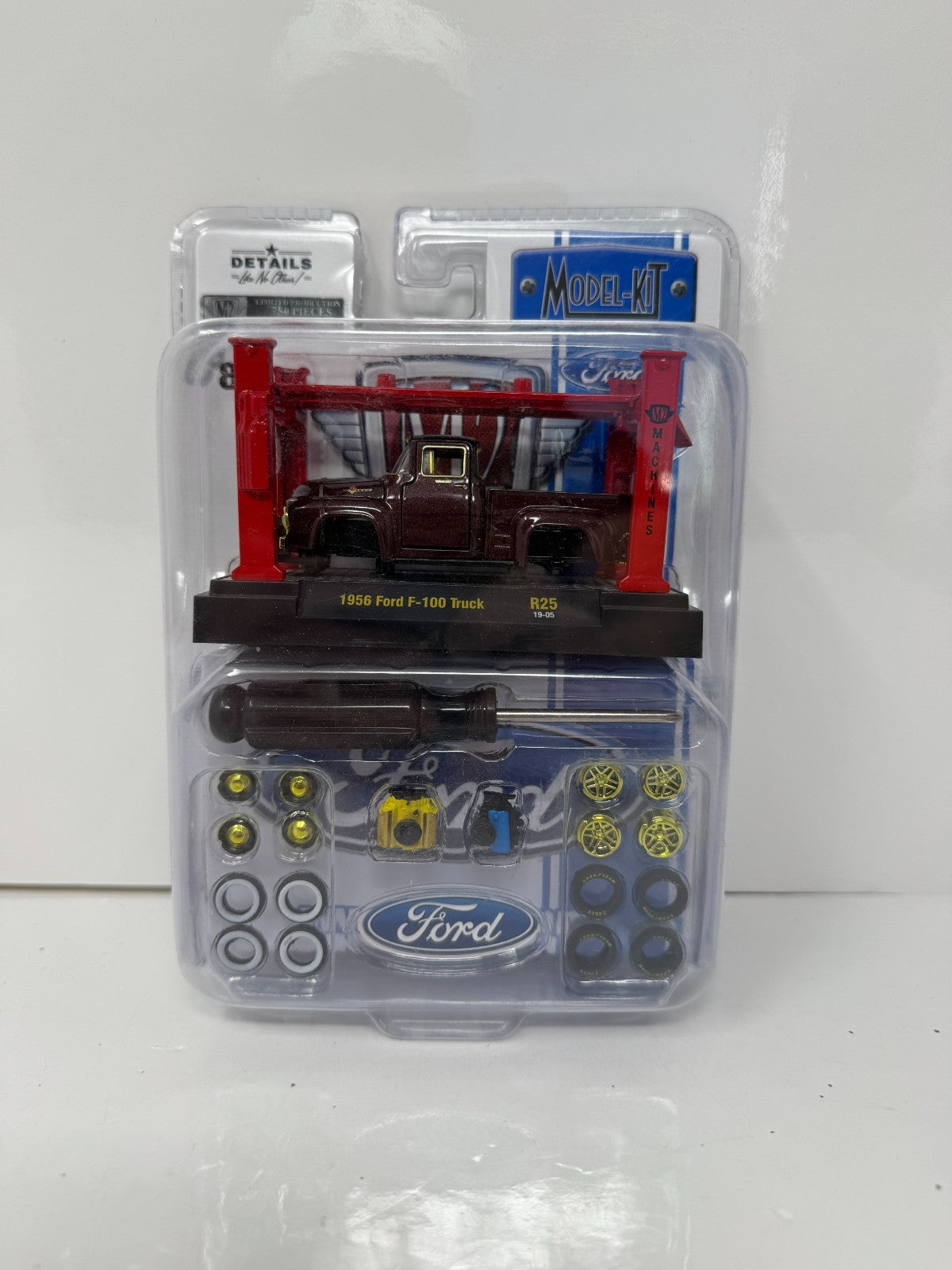M2 Machines Model-Kit 1956 Ford F-100 Truck CHASE 1:64 Diecast