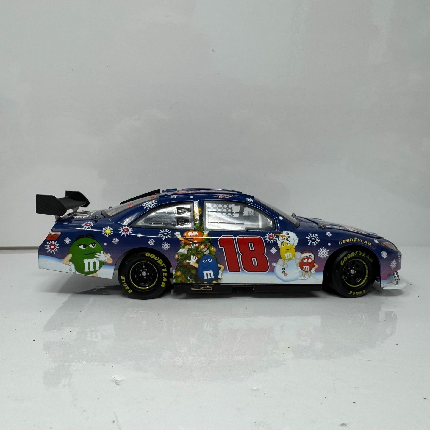 Action NASCAR #18 Kyle Busch M&M's Holiday 2008 Camry 1:24 Diecast SERIAL #118