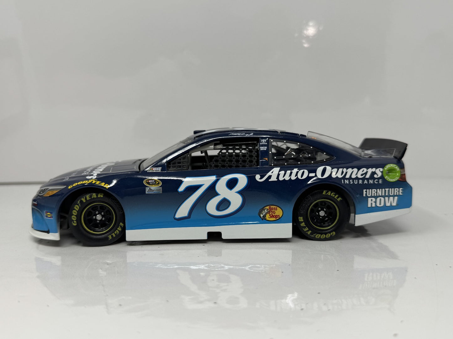 Lionel NASCAR Martin Truex Jr. #78 Auto Insurance 2016 Toyota Camry 1:24 Diecast
