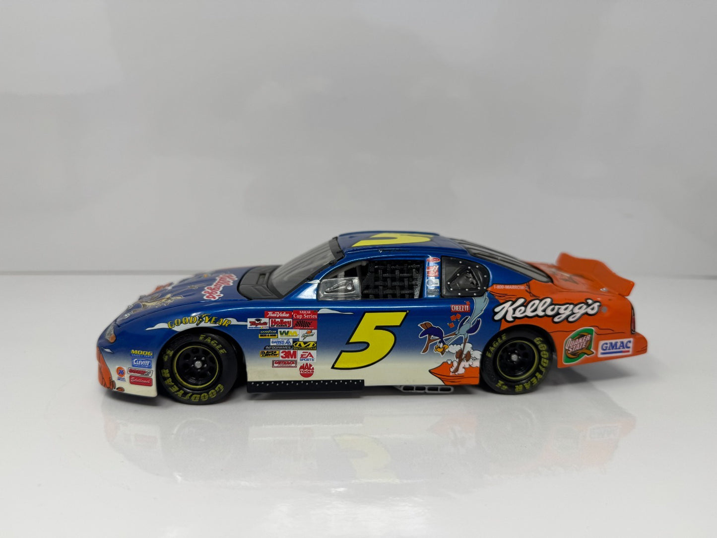 Action NASCAR Terry Labonte #5 Kellogg’s Looney Tunes 2002 Chevy 1:24 Diecast