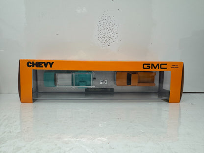 M2 Machines Auto Haulers 1973 Chevrolet Cheyenne Super & GMC Sierra 1:64 Diecast