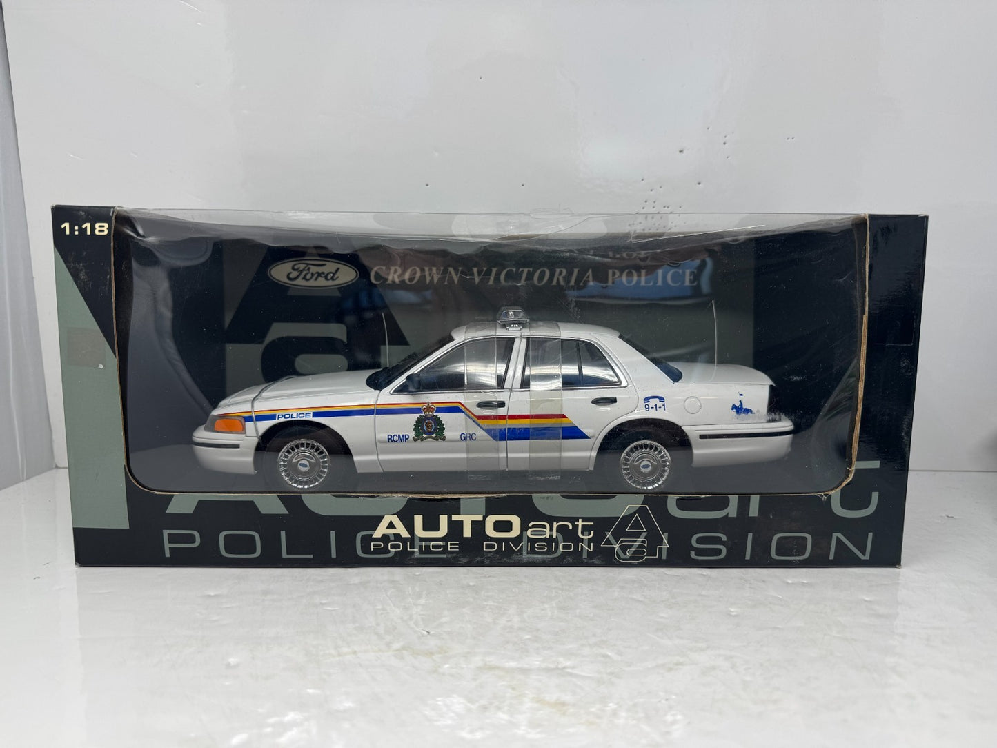 AUTOart Police Division Ford Crown Victoria RCMP Police 1:18 Diecast