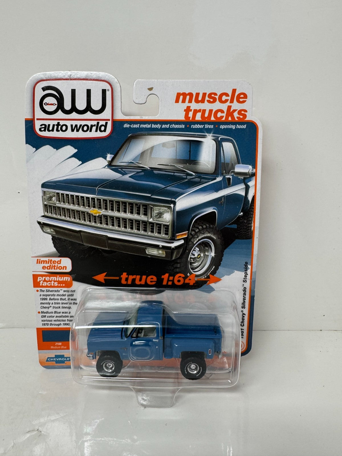 Auto World Muscle Trucks 1981 Chevy Silverado Stepside Blue 1:64 Diecast