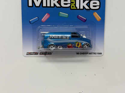 Hot Wheels Mike and Ike 1985 Chevy Astro Van 1:64 Diecast Real Riders