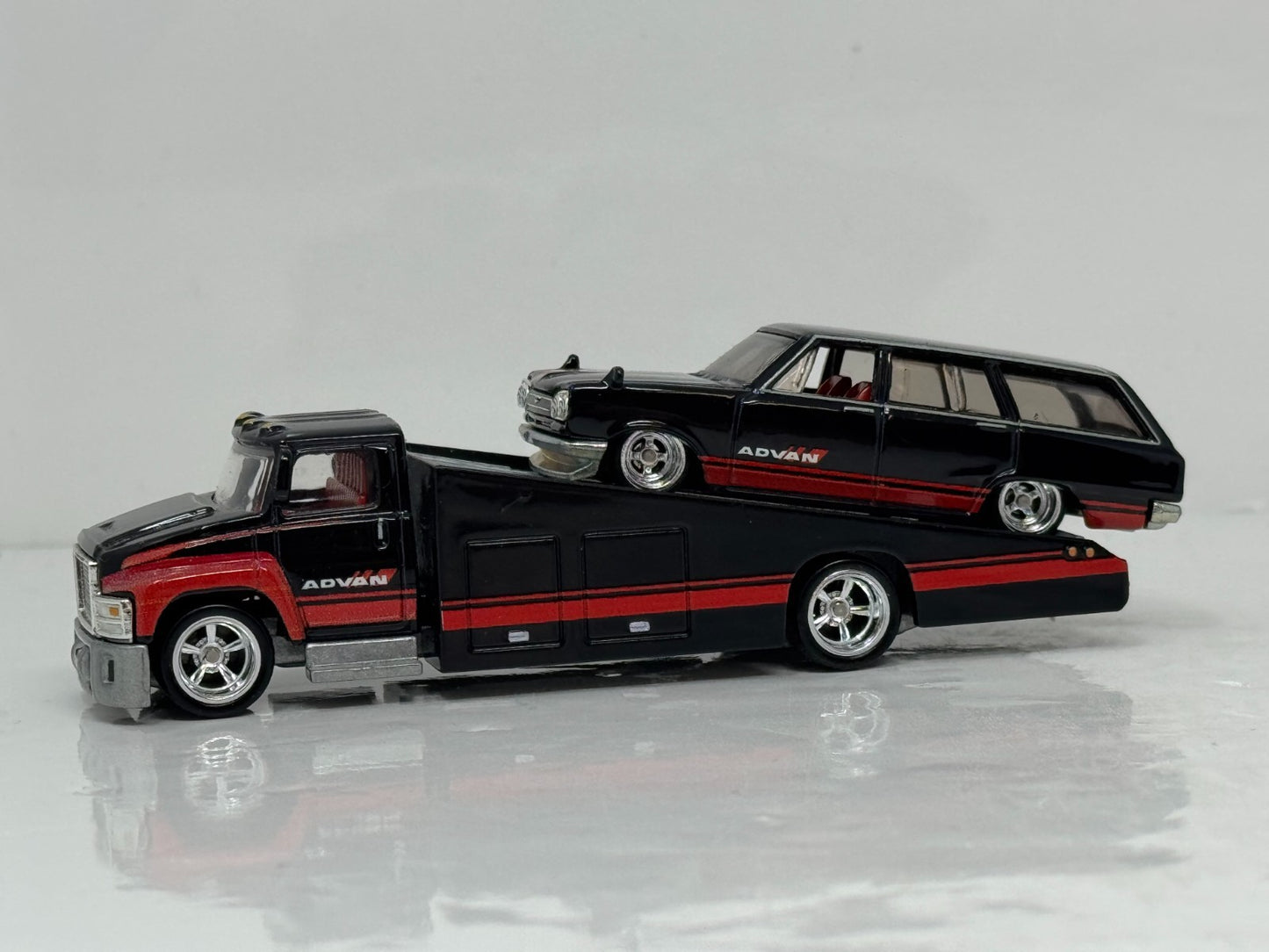 Hot Wheels Premium Team Transport 1969 Nissan Skyline Van & Hauler 1:64 Diecast