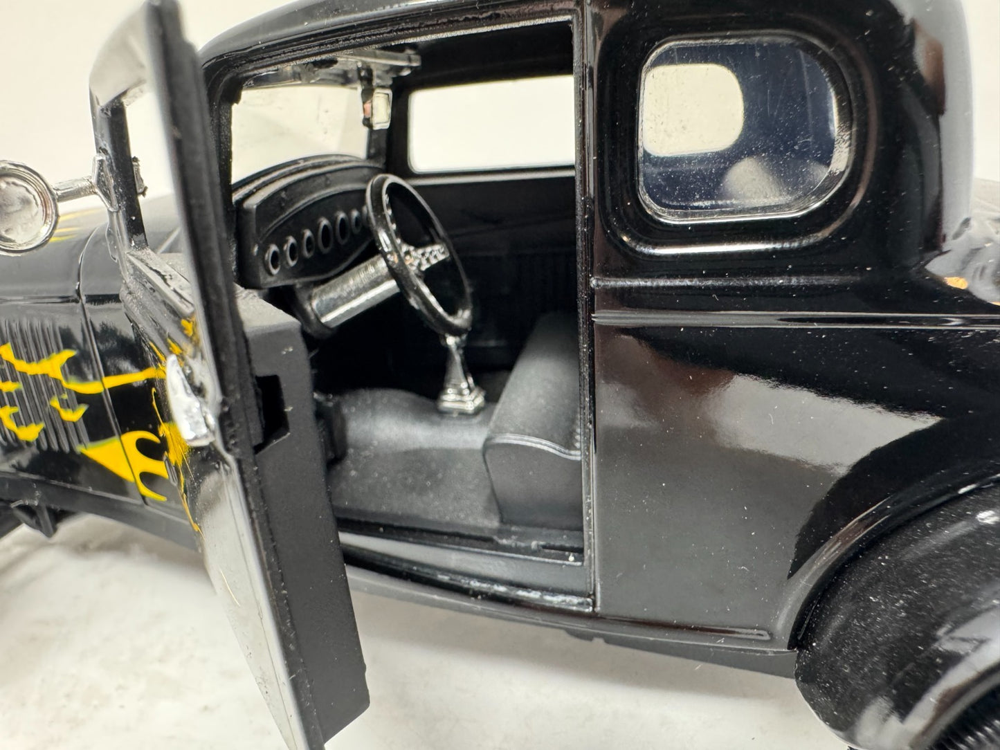 Motormax 1932 Ford Coupe Hot Rod Black w/ Flames 1:18 Diecast Car