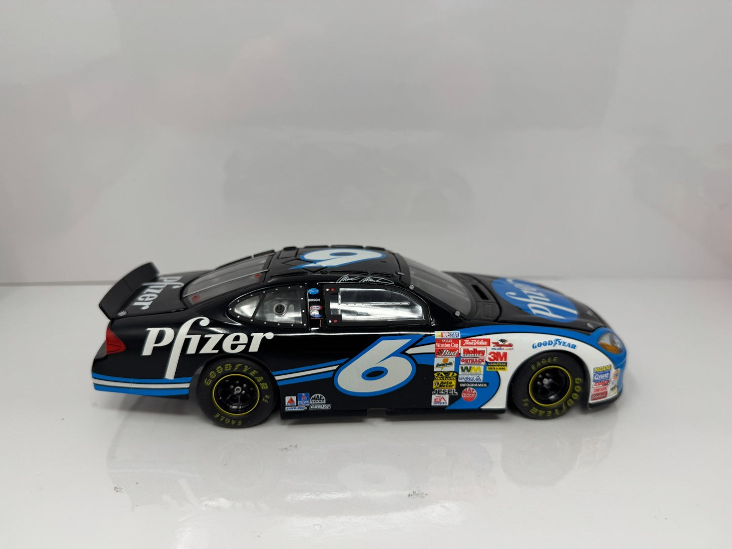 Team Caliber NASCAR Mark Martin #6 Pfizer 2003 Ford Taurus 1:24 Diecast