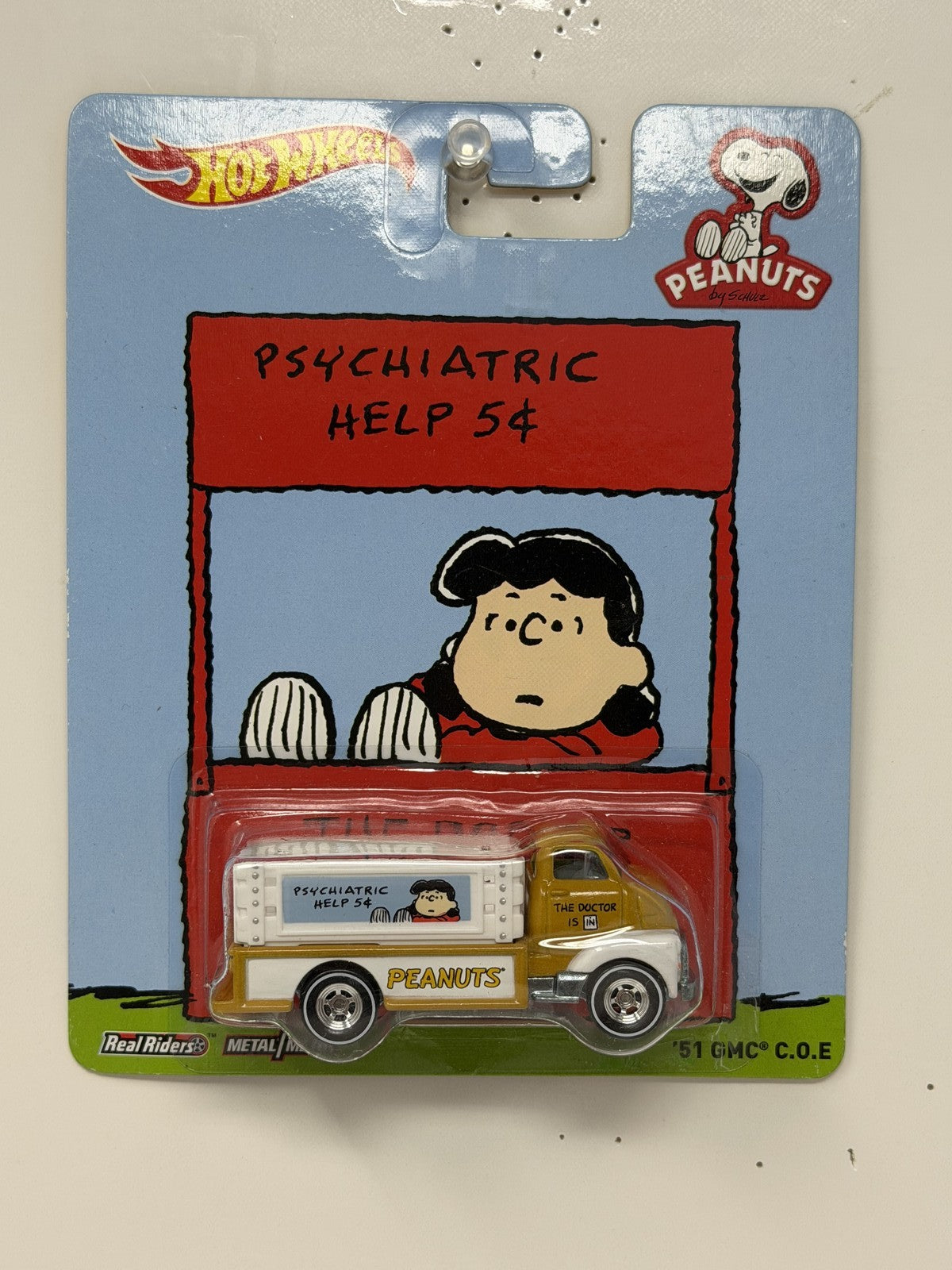 Hot Wheels Peanuts Psychiatric Help 1951 GMC C.O.E. 1:64 Diecast Real Riders