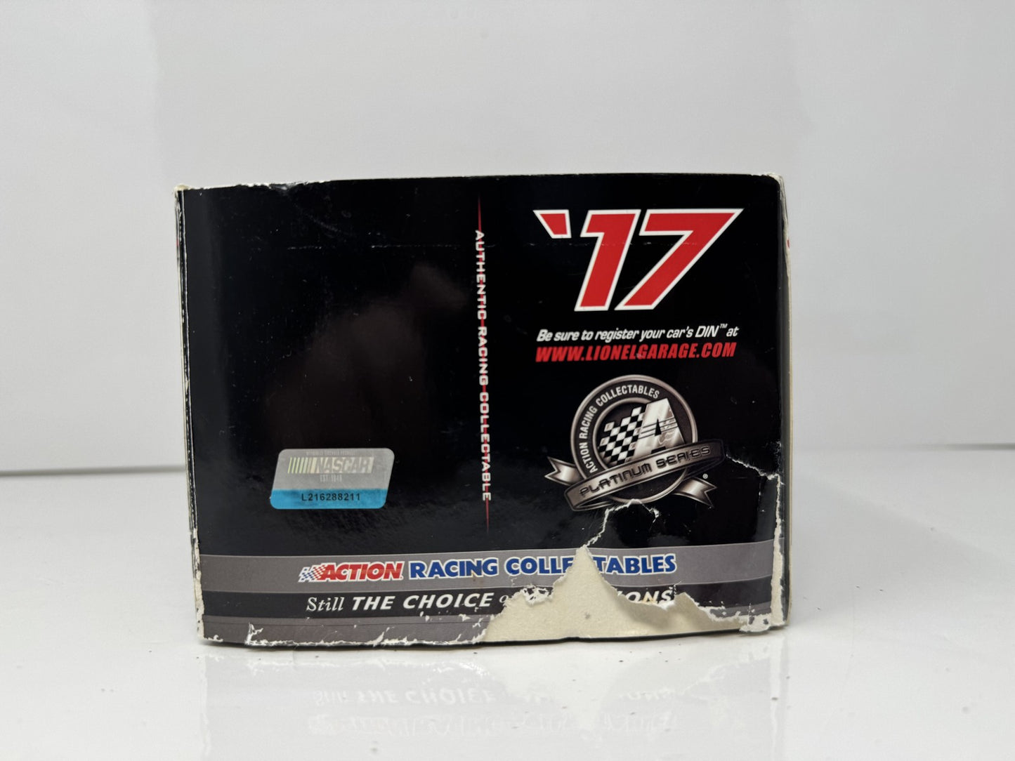 Lionel NASCAR Martin Truex Jr. #78 Bass Pro Boats 2017 Toyota Camry 1:24 Diecast