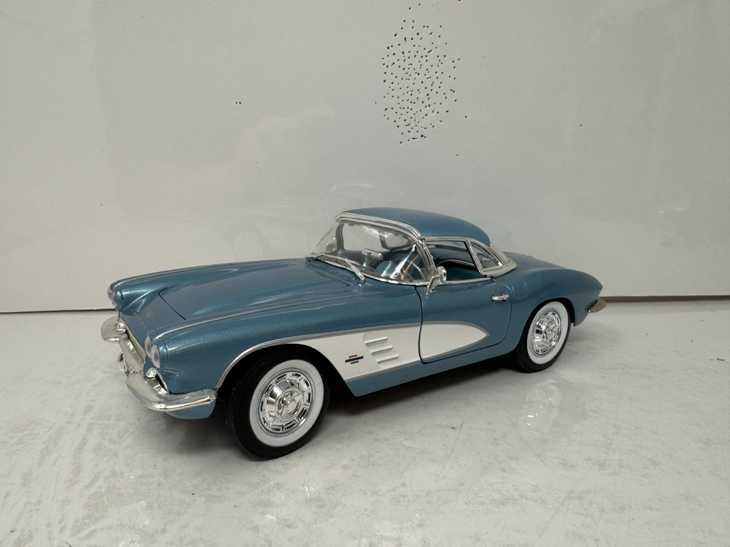 Ertl American Muscle 1961 Chevrolet Corvette 1:18 Diecast
