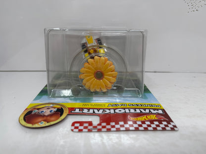 Hot Wheels Mario Kart Princess Daisy Standard Kart + Flower Glider 1:64 Diecast