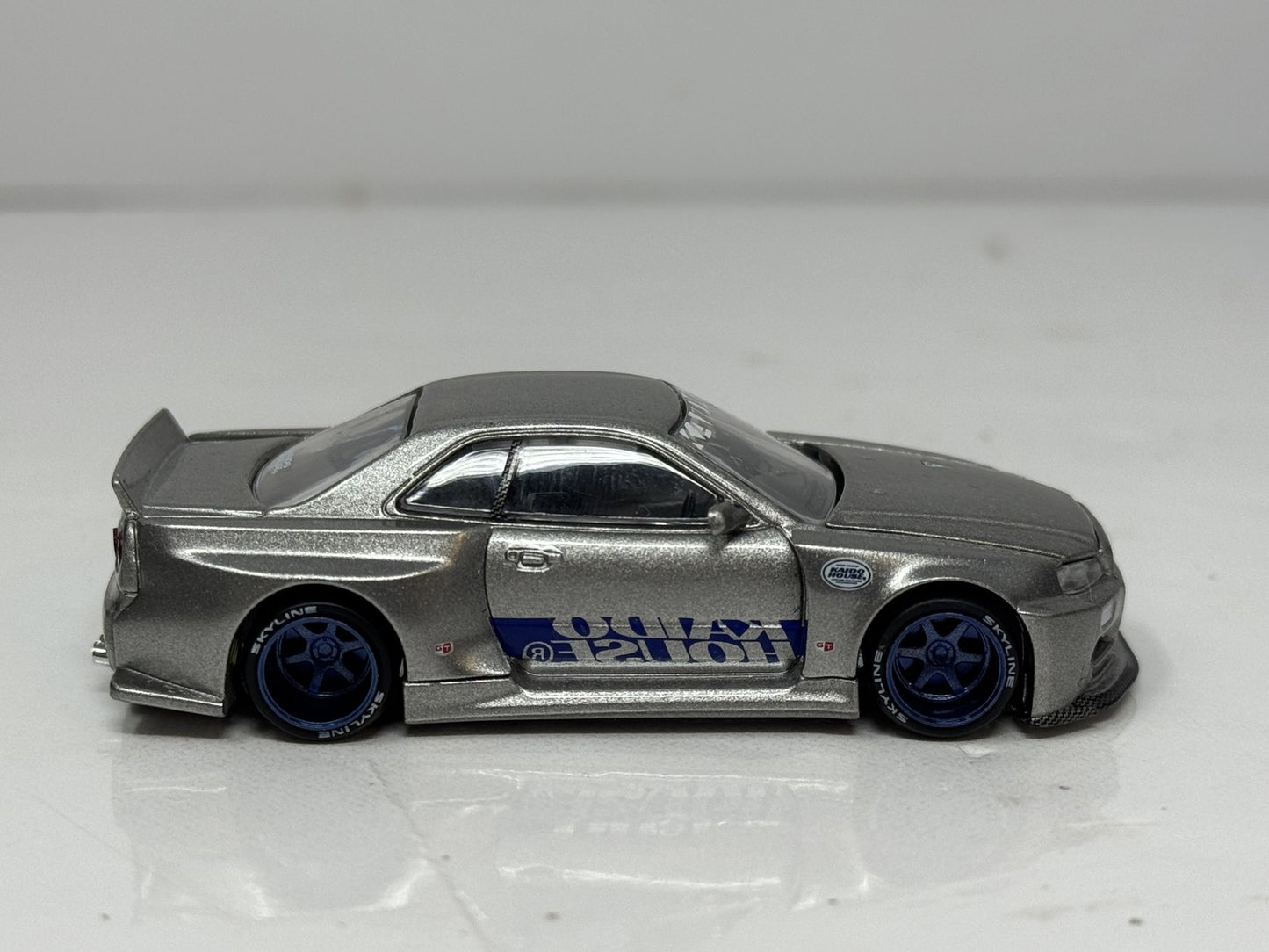 Kaido House Mini GT Nissan Skyline GT-R (R34) Kaido Works Shinjuku 1:64 Diecast