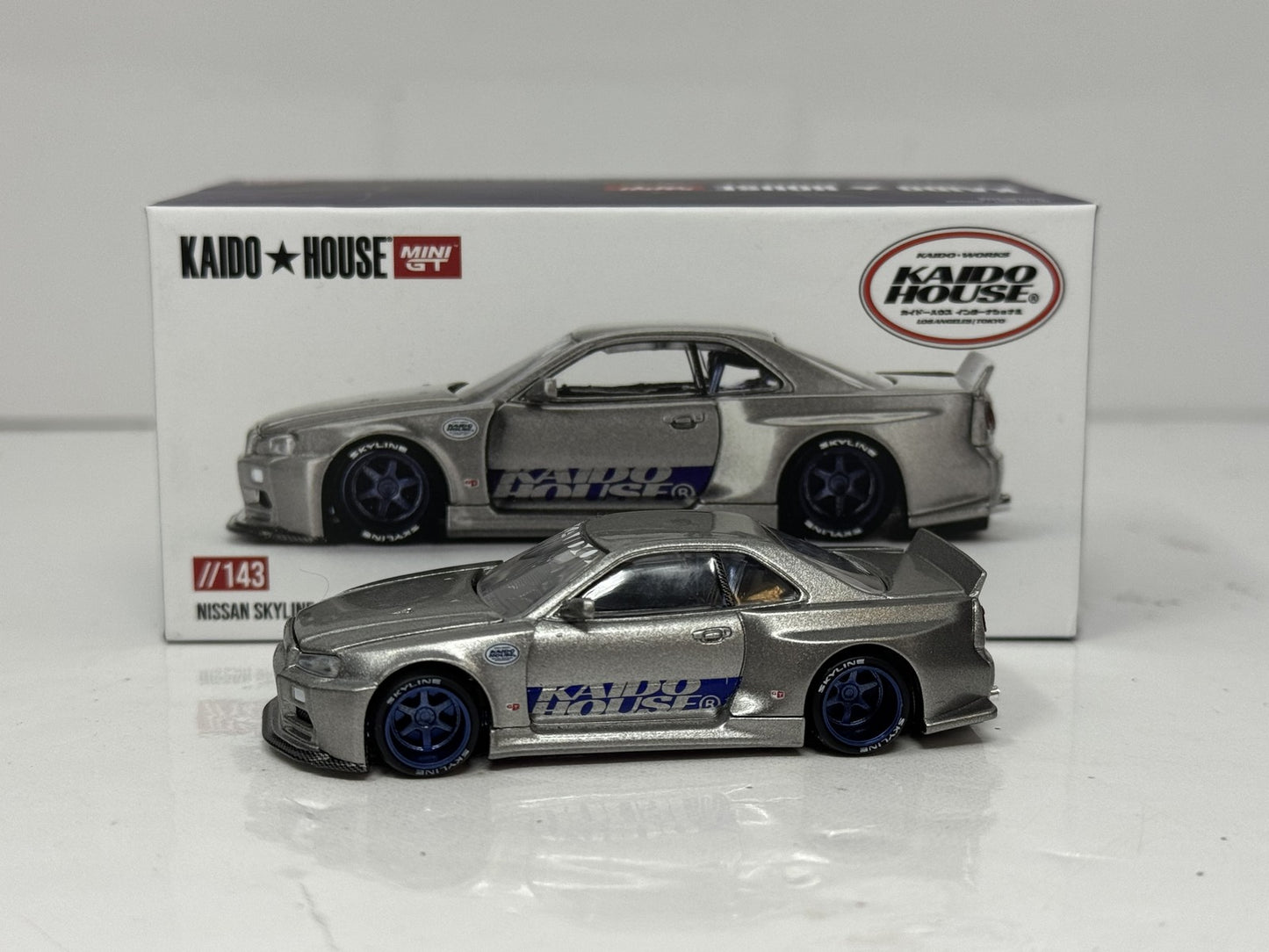 Kaido House Mini GT Nissan Skyline GT-R (R34) Kaido Works Shinjuku 1:64 Diecast