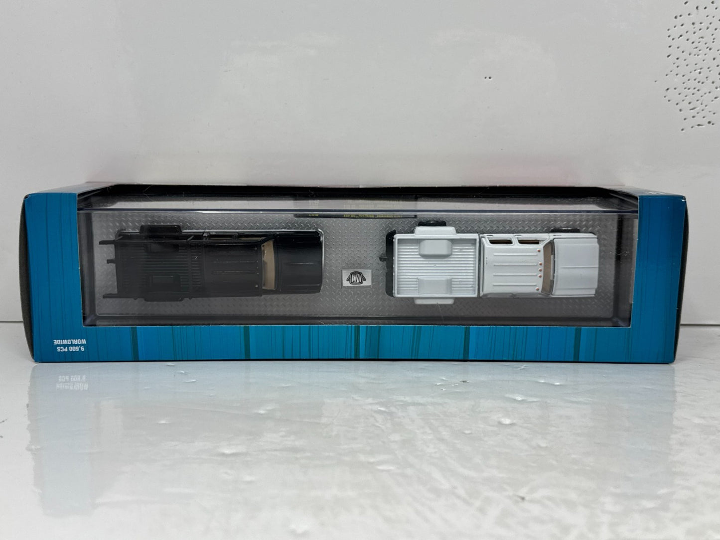 M2 Machines Chevrolet Silverado 1975 Chevrolet Silverado 30 4x4 & 1973 Chevrolet Silverado 30 1:64 Diecast