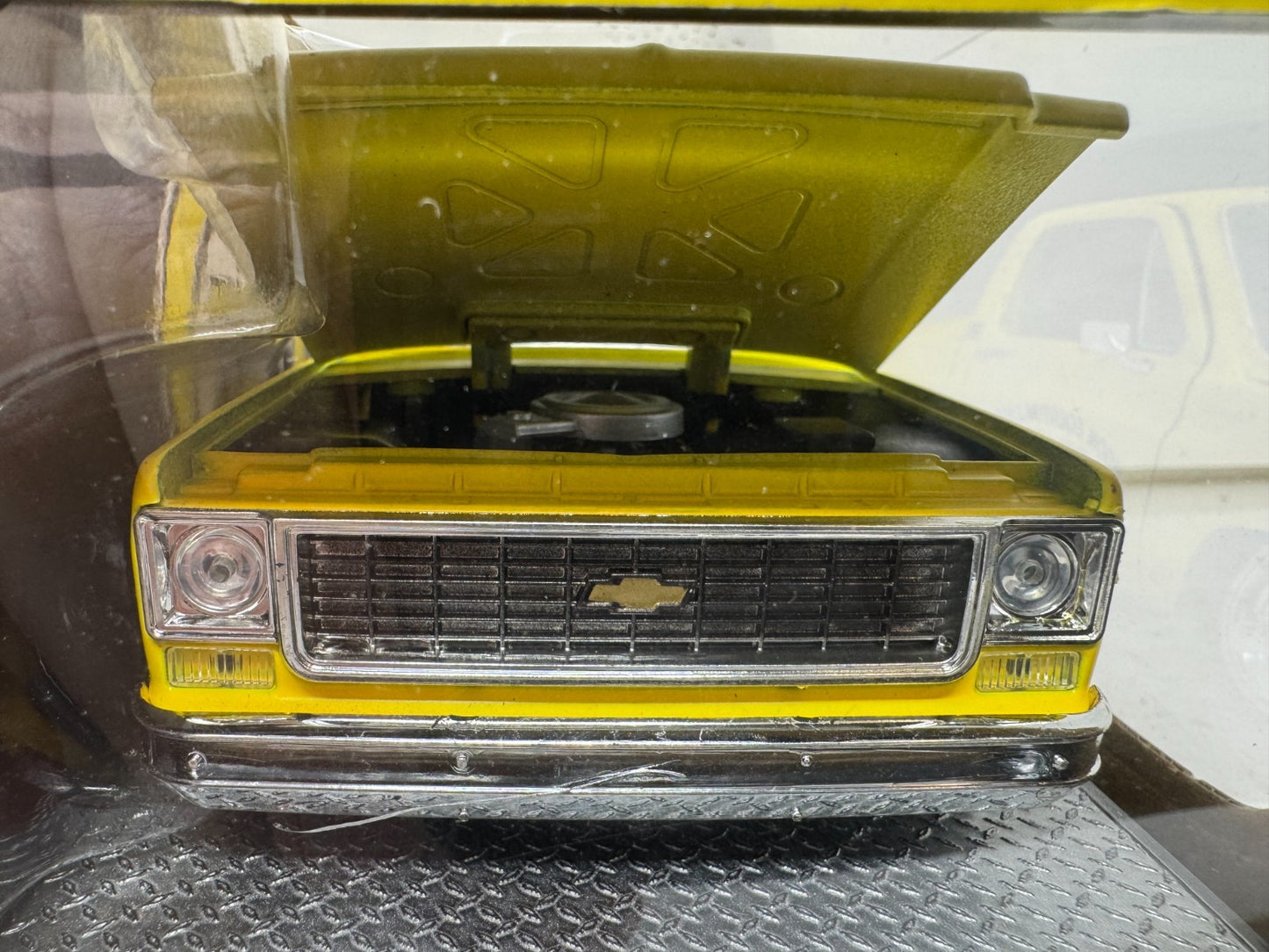 M2 Machines 1973 Chevrolet Cheyenne 10 Moon Eyes Pickup 1:24 Diecast