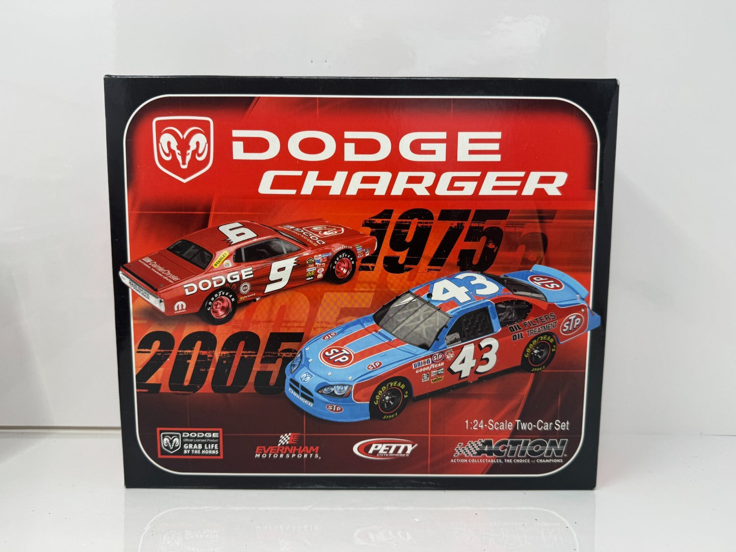 Action NASCAR Richard Petty #43 & Kasey Kahne #9 Dodge Dealers Swap 1:24 Diecast