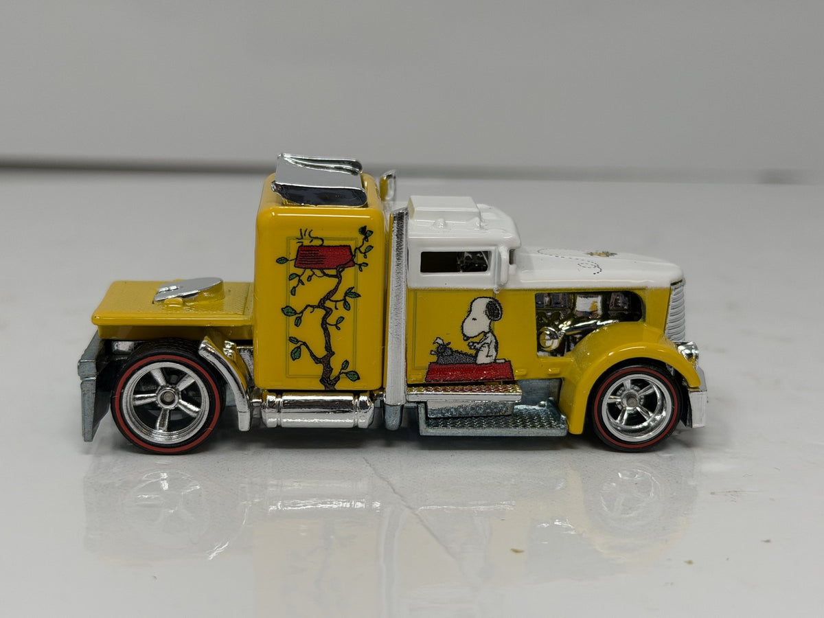 Hot Wheels Peanuts Snoopy Convoy Custom 1:64 Diecast Real Riders